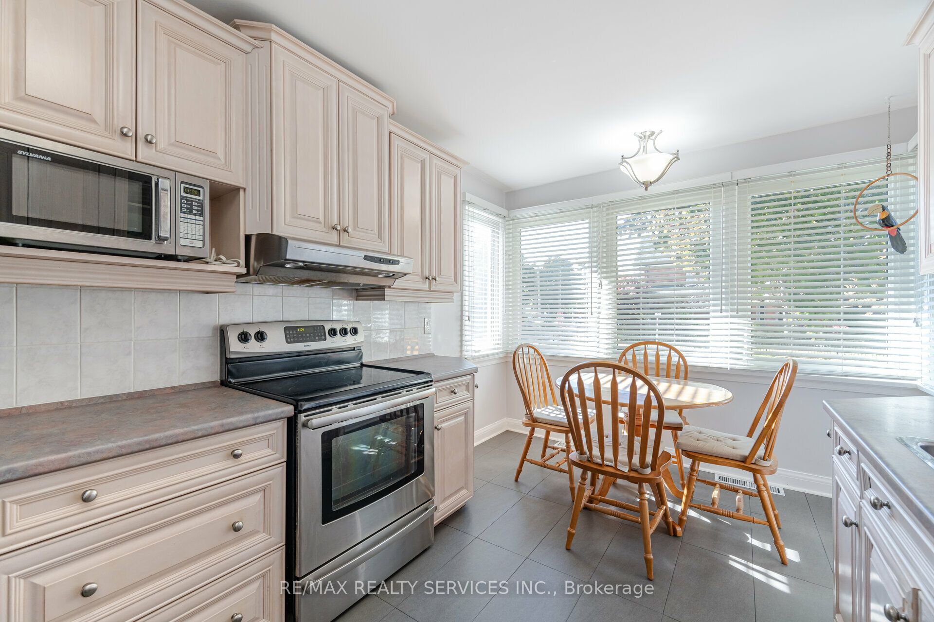 18 Wellington Street W
