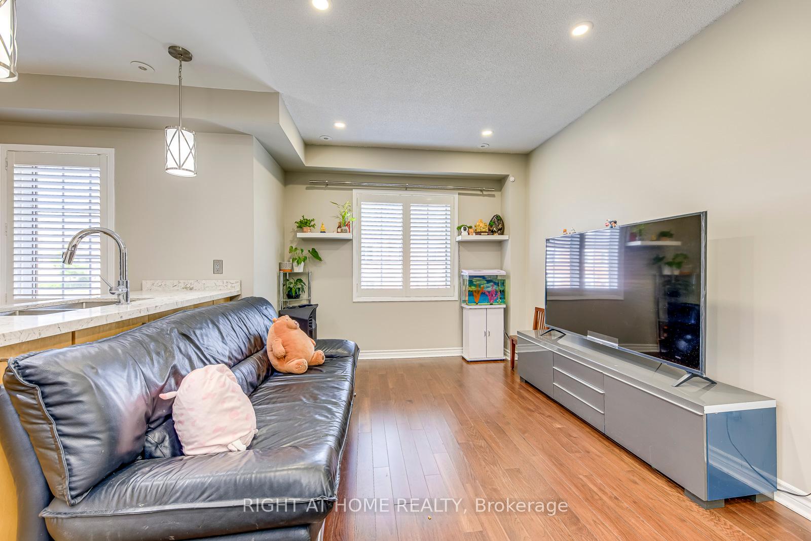 2 Bedrooms Condo at 605 Shoreline, Mississauga For sale