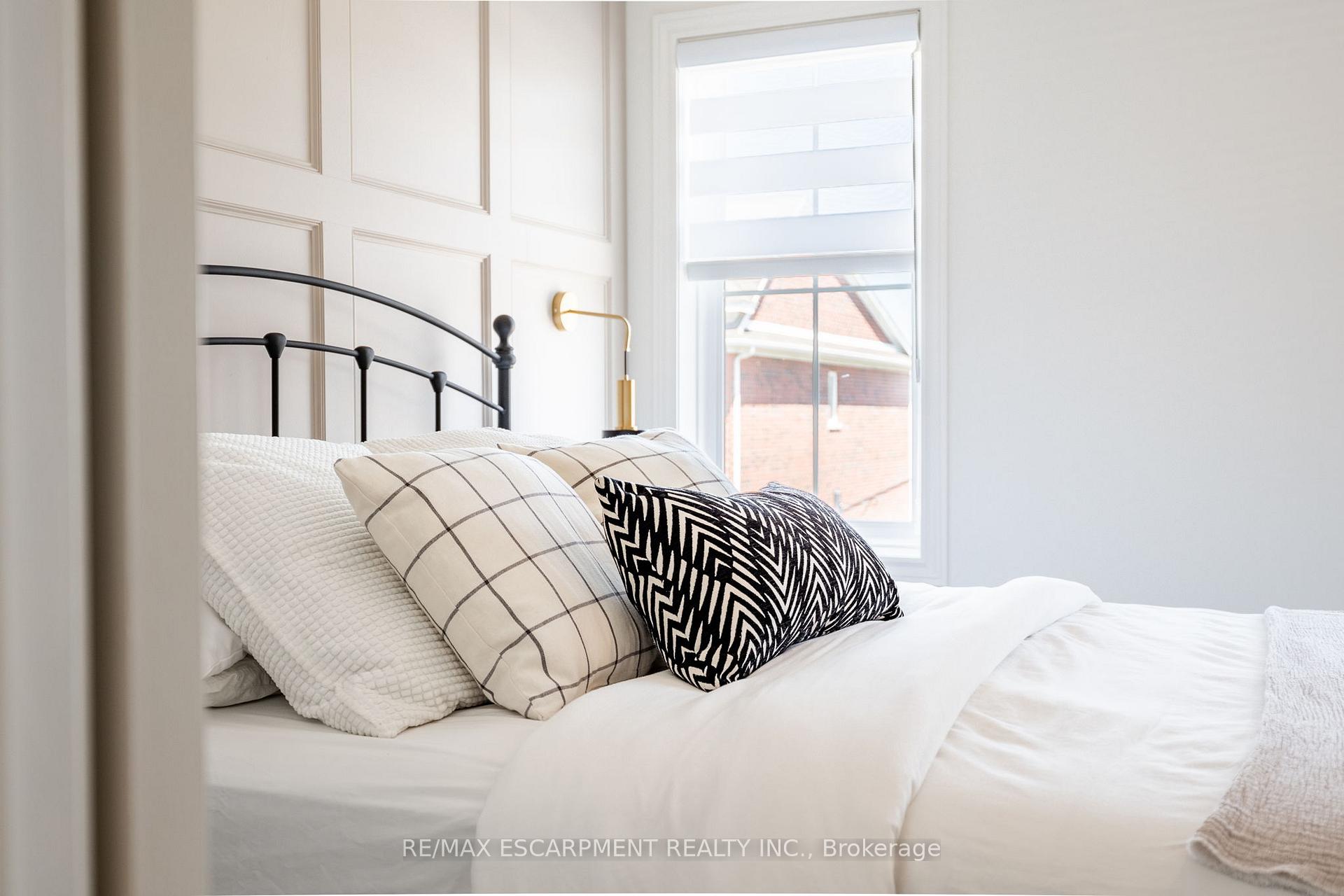 2 Bedrooms Condo at 181 Plains, Burlington For sale