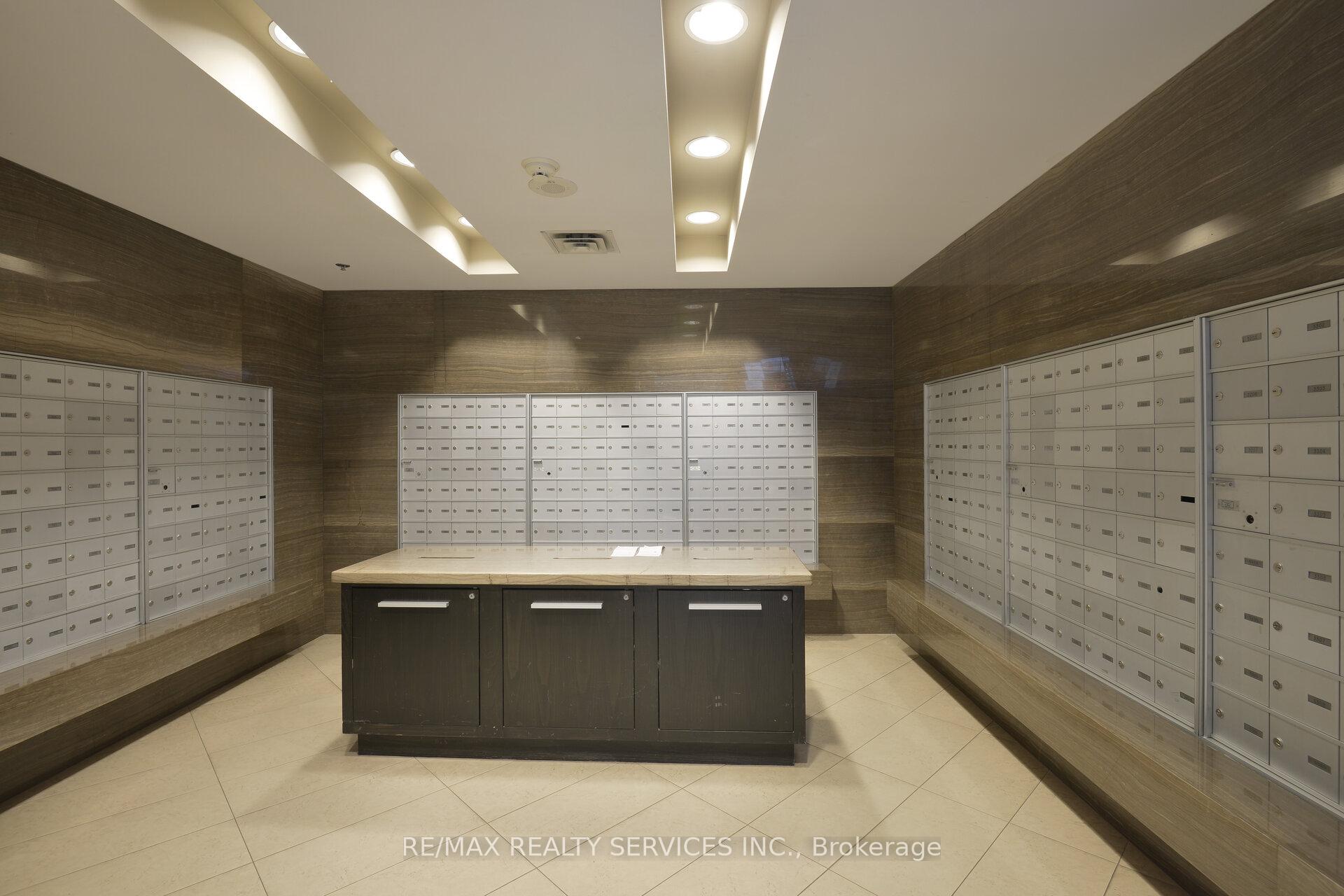 2 Bedrooms Condo at 80 Absolute,  Mississauga For sale