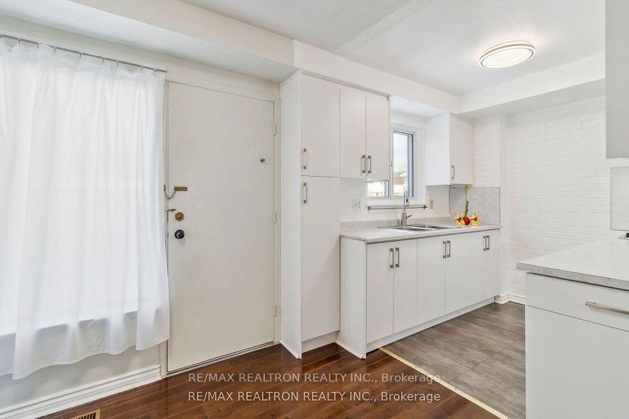 3 Bedrooms Condo at 44 Chester Le, Toronto For sale