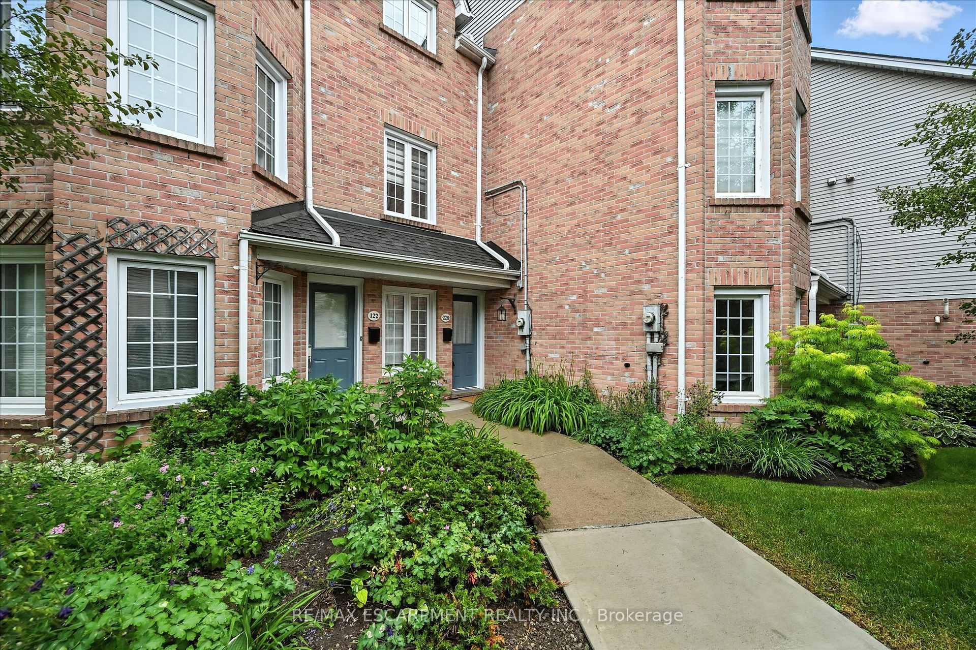 3 Bedrooms Condo at 2110 CLEAVER, Burlington For sale