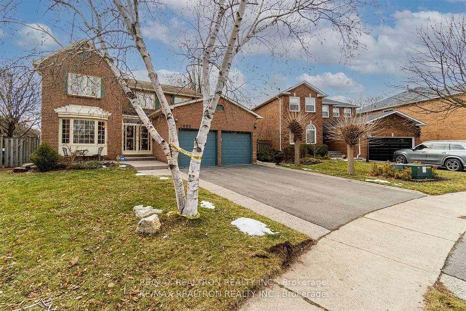 1085 Grandeur Crescent, Oakville, ON L6H 4B4