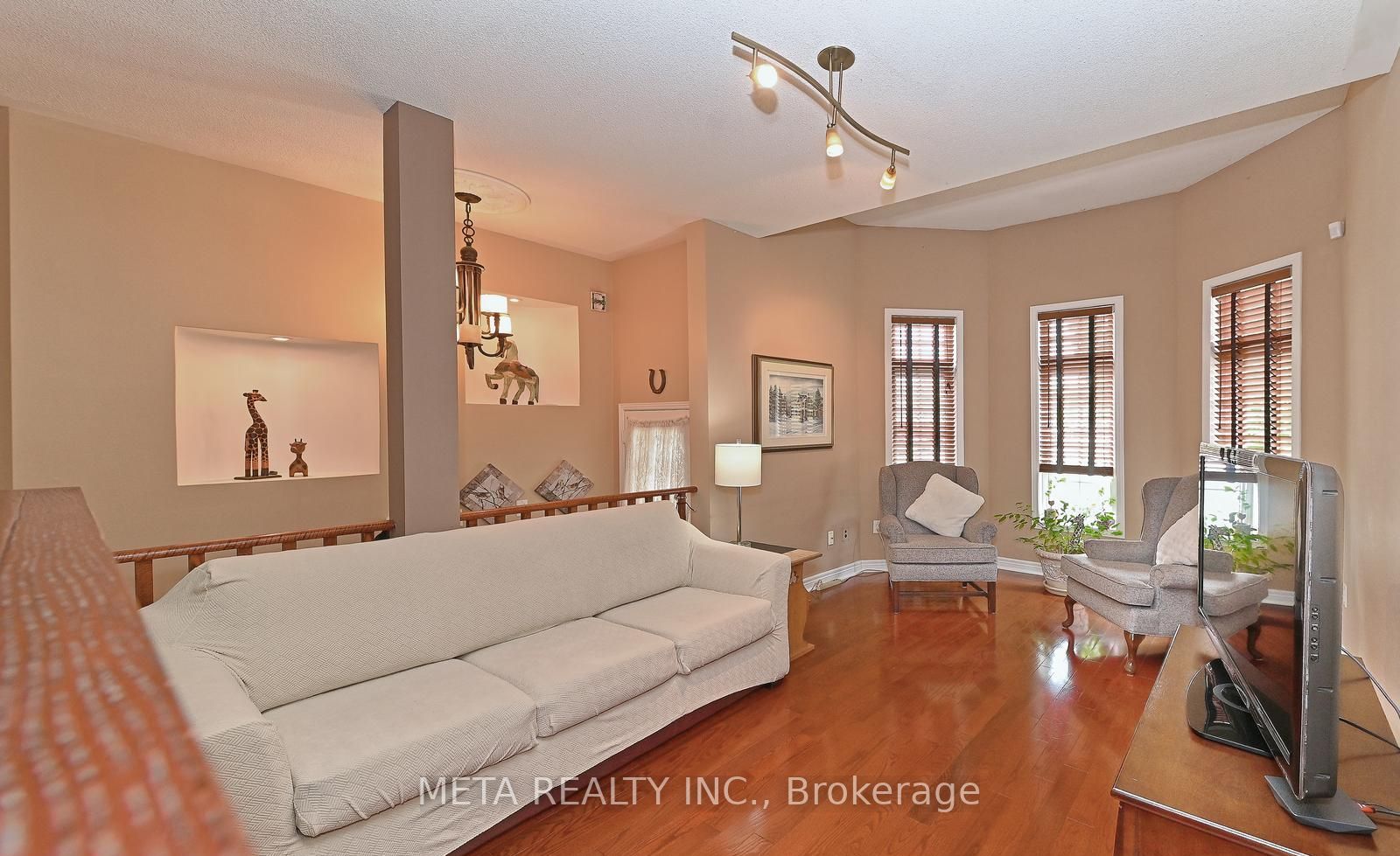 138 Van scott Drive N, #UPPER