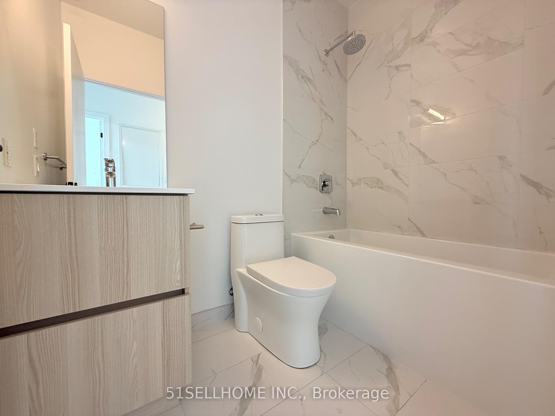 4 Bedrooms Condo at 220 Missinnihe, Mississauga For sale