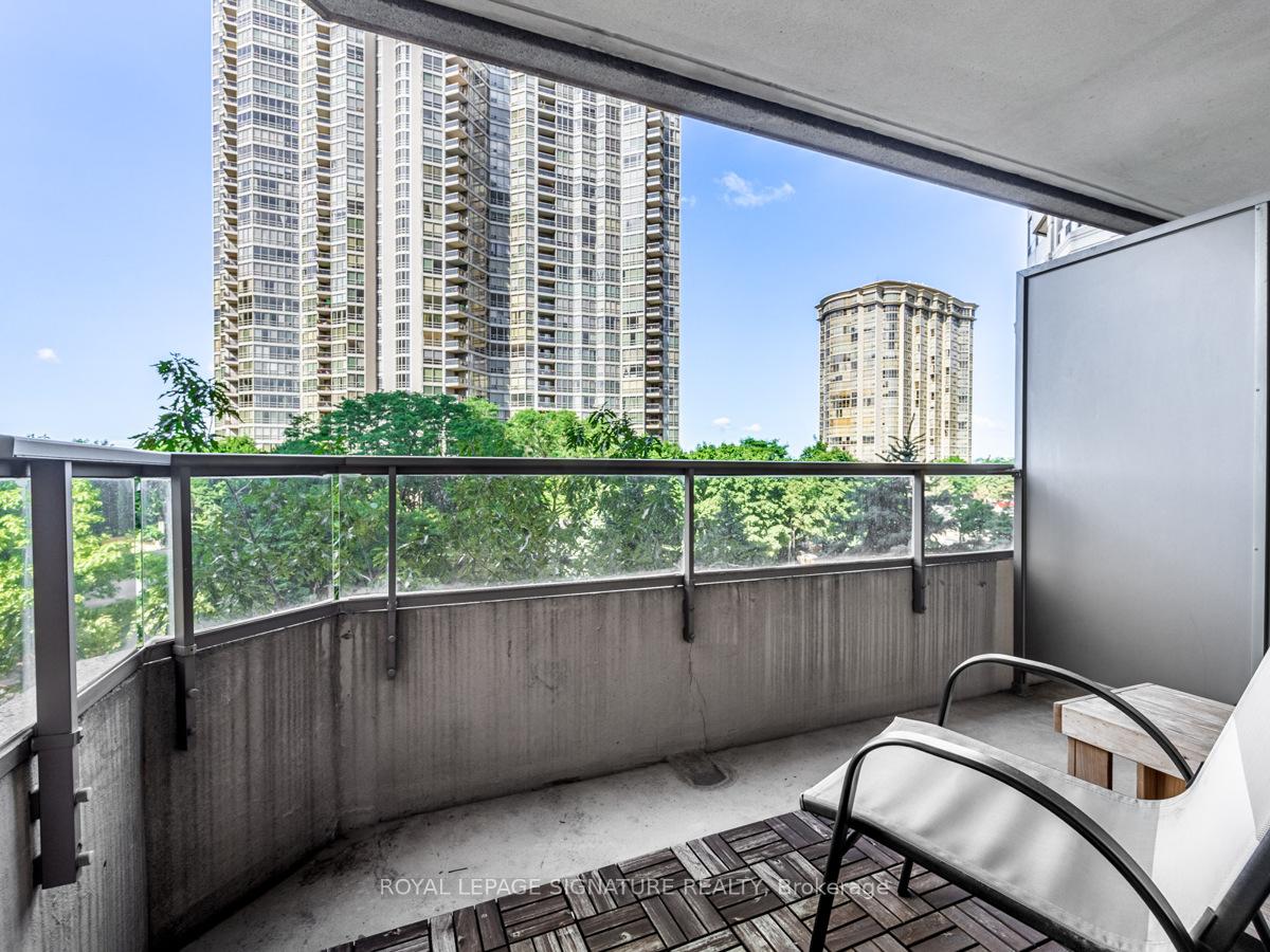 2 Bedrooms Condo at 35 Kingsbridge Garden, Mississauga For sale