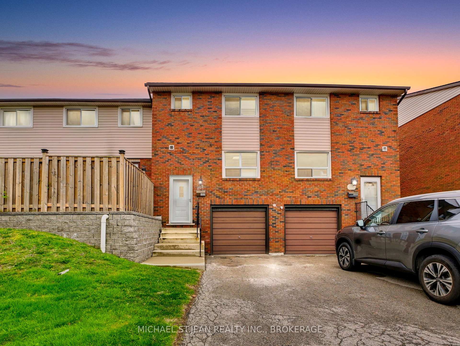 3 Bedrooms Condo at 202 Lavina, Hamilton For sale