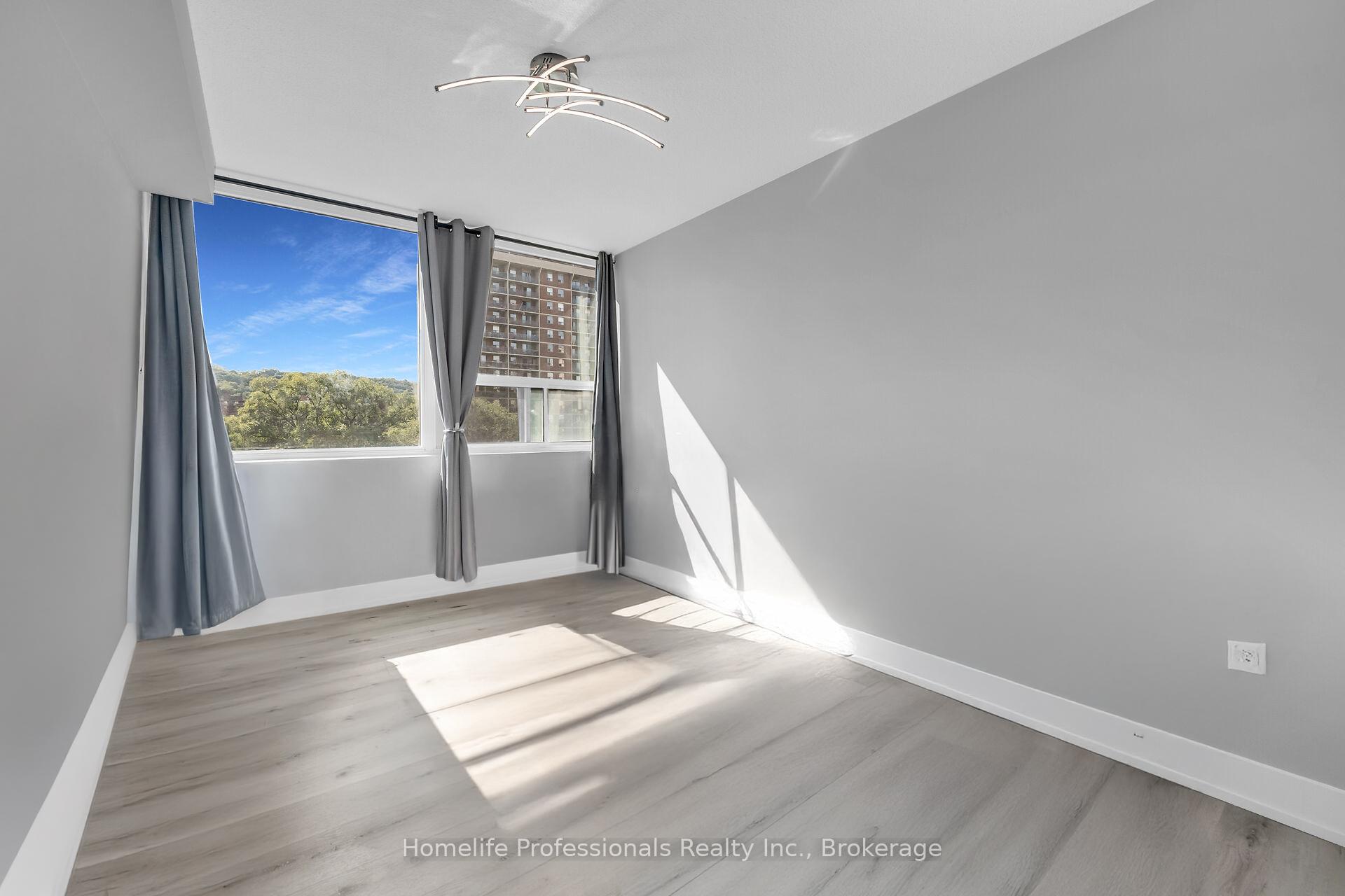 2 Bedrooms Condo at 120 Duke,  Hamilton For sale