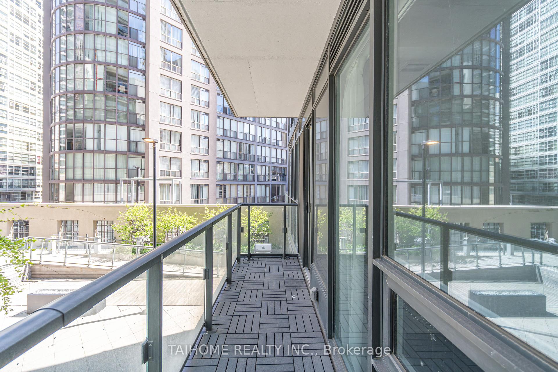 2 Bedrooms Condo at 955 Bay, Toronto For sale