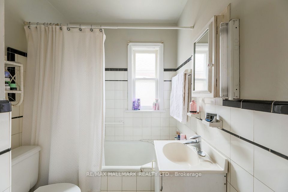 Main Flor 4pc Washroom