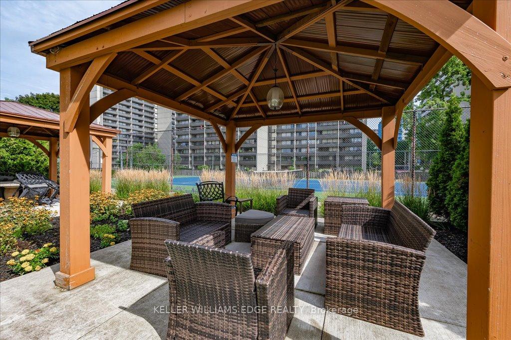 2 Bedrooms Condo at 1270 Maple Crossing, Burlington For sale