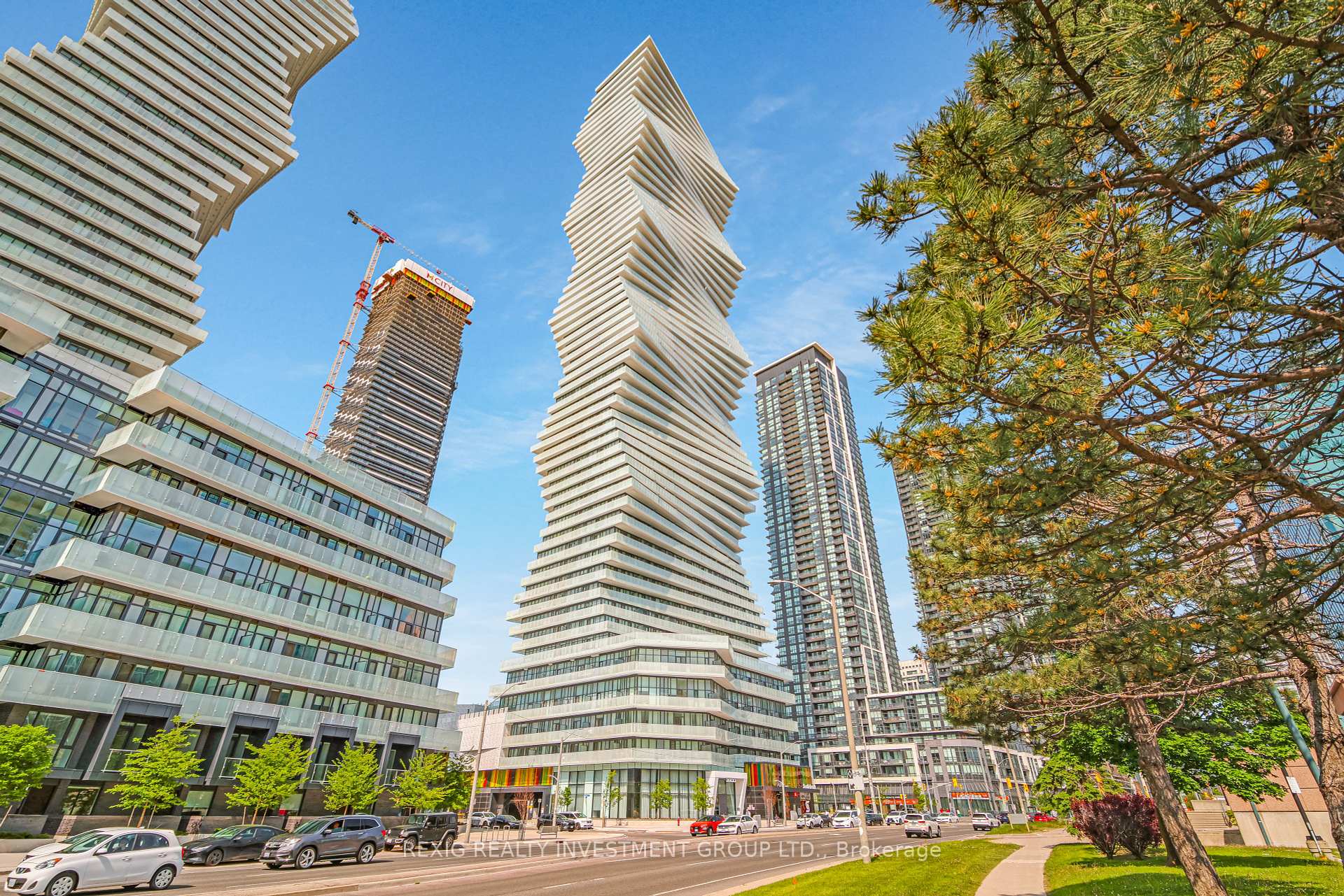 2 Bedrooms Condo at 3900 Confederation, Mississauga For sale