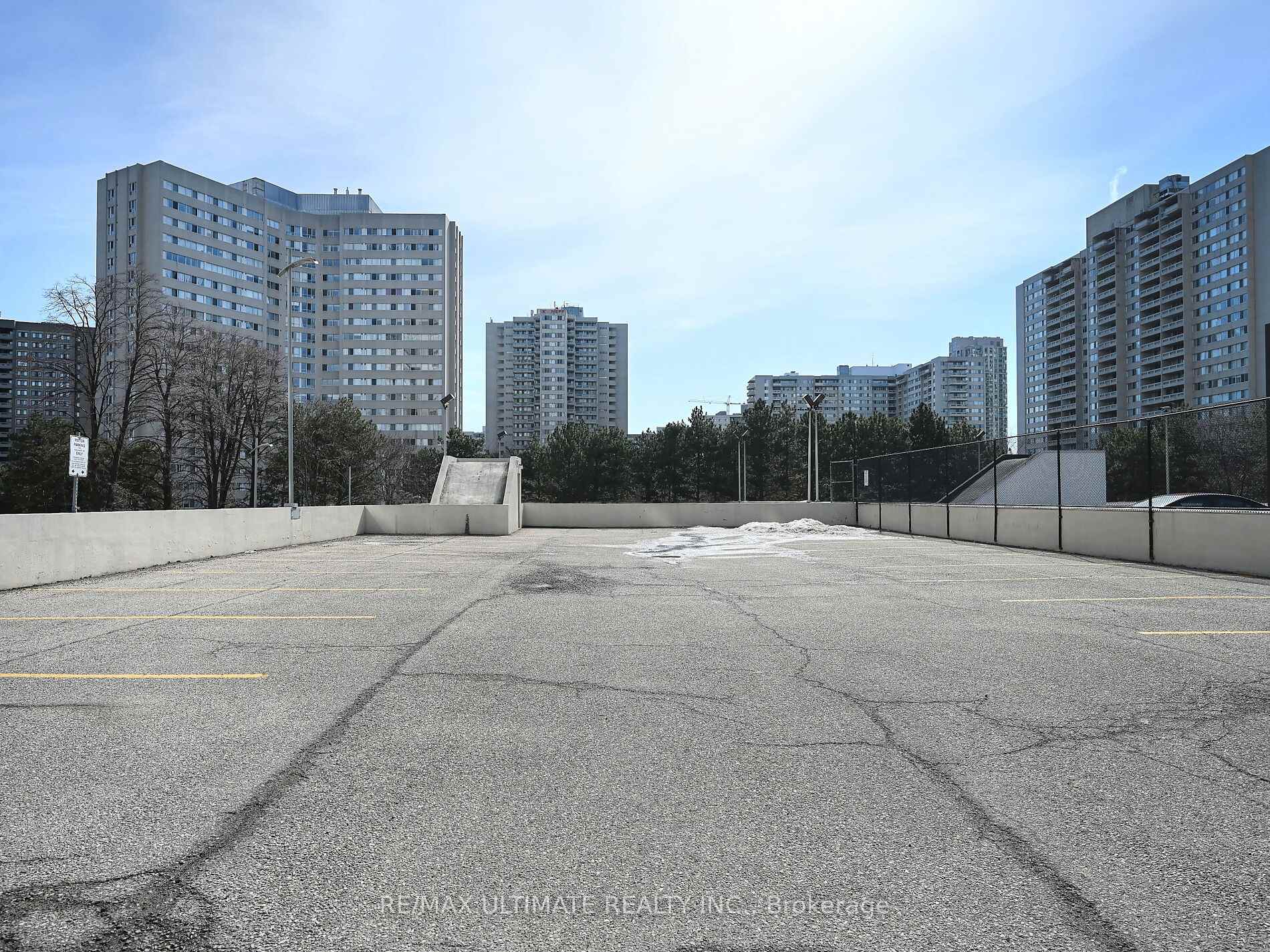 3 Bedrooms Condo at 3700 Kaneff, Mississauga For sale