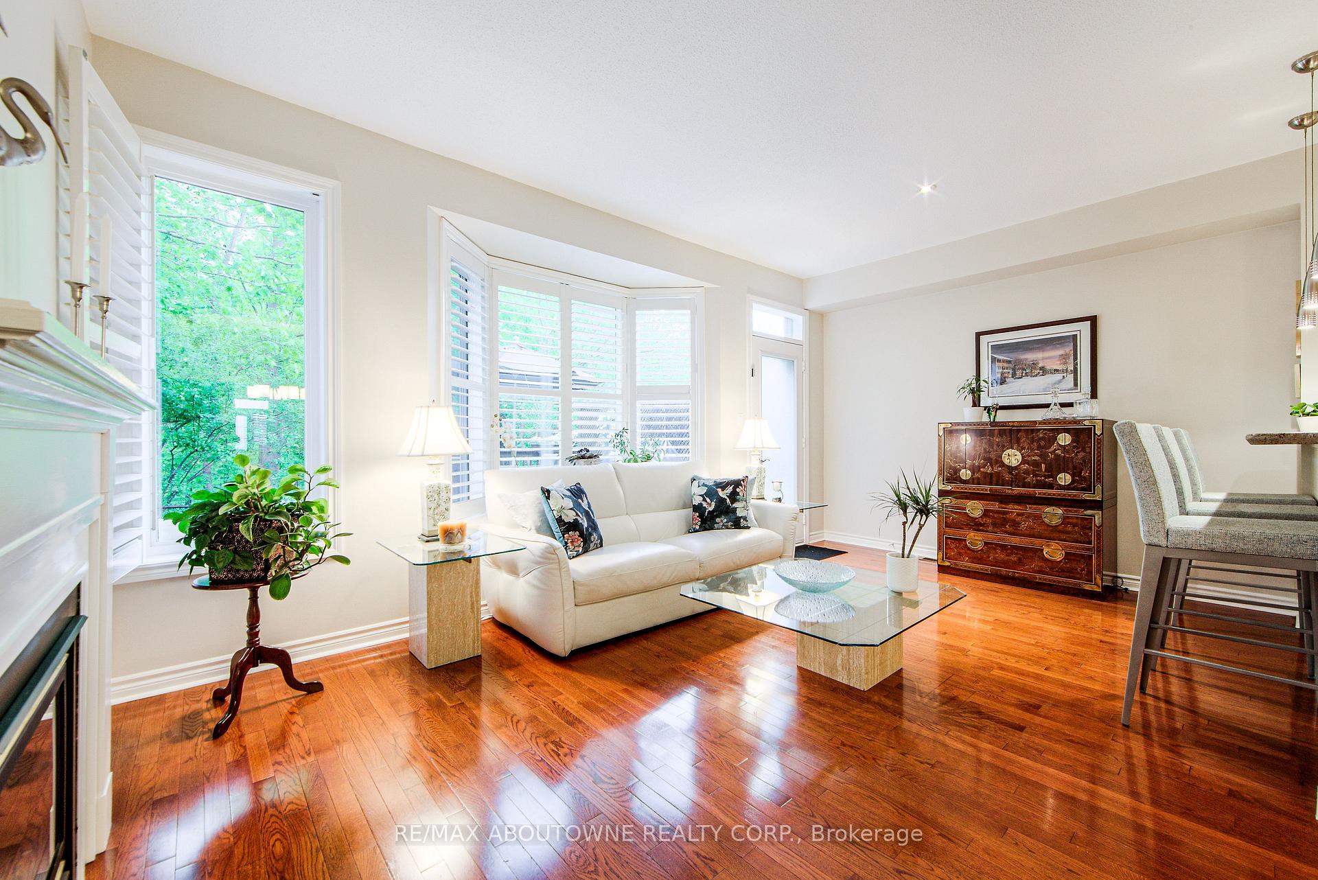 4 Bedrooms Condo at 300 Ravineview, Oakville For sale