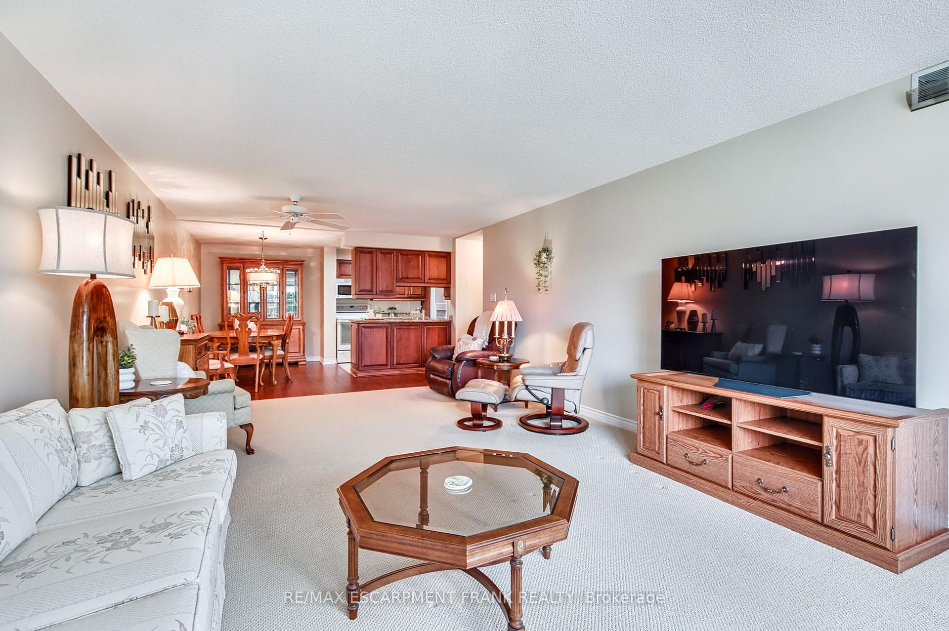 2 Bedrooms Condo at 970 Golf Links,  Hamilton For sale