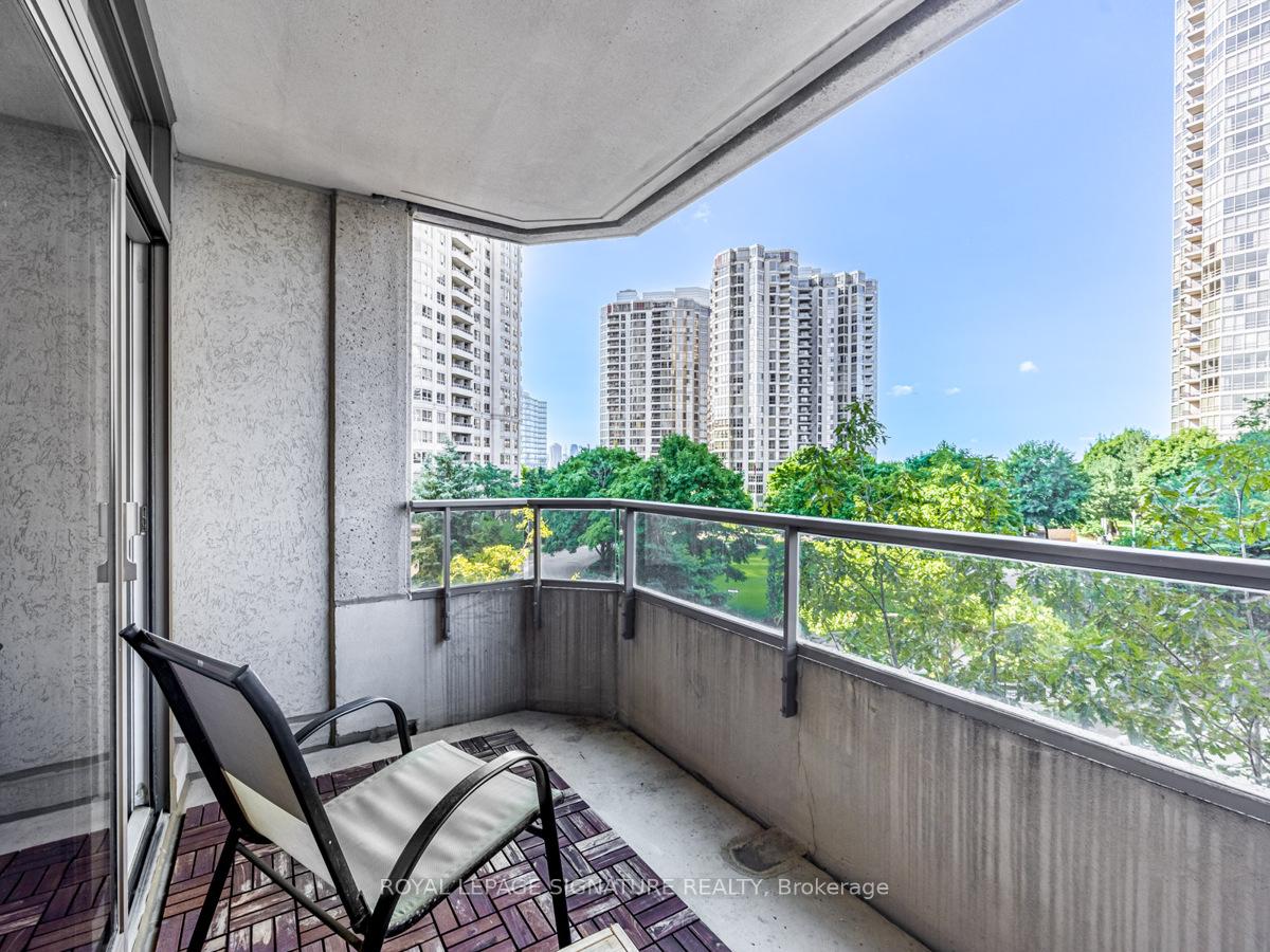 2 Bedrooms Condo at 35 Kingsbridge Garden, Mississauga For sale
