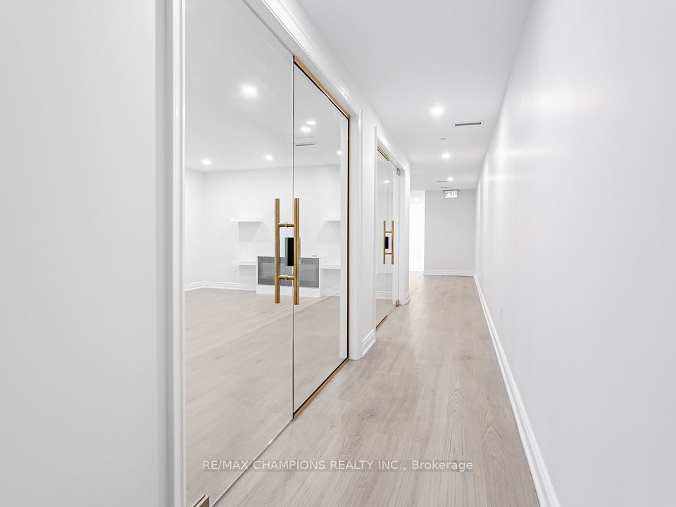 2565 Steeles