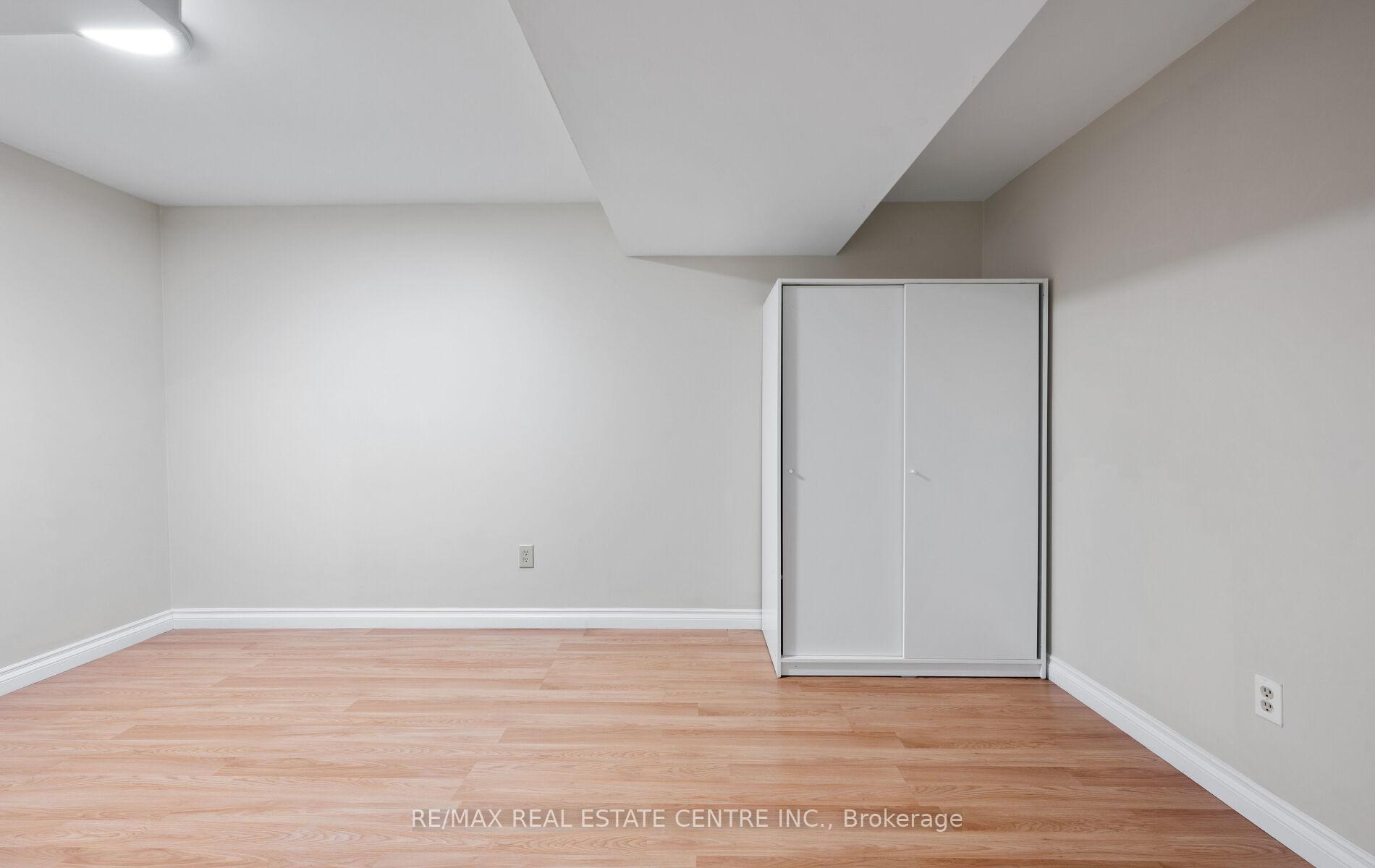 4 Bedrooms Condo at 5030 Heatherleigh, Mississauga For sale