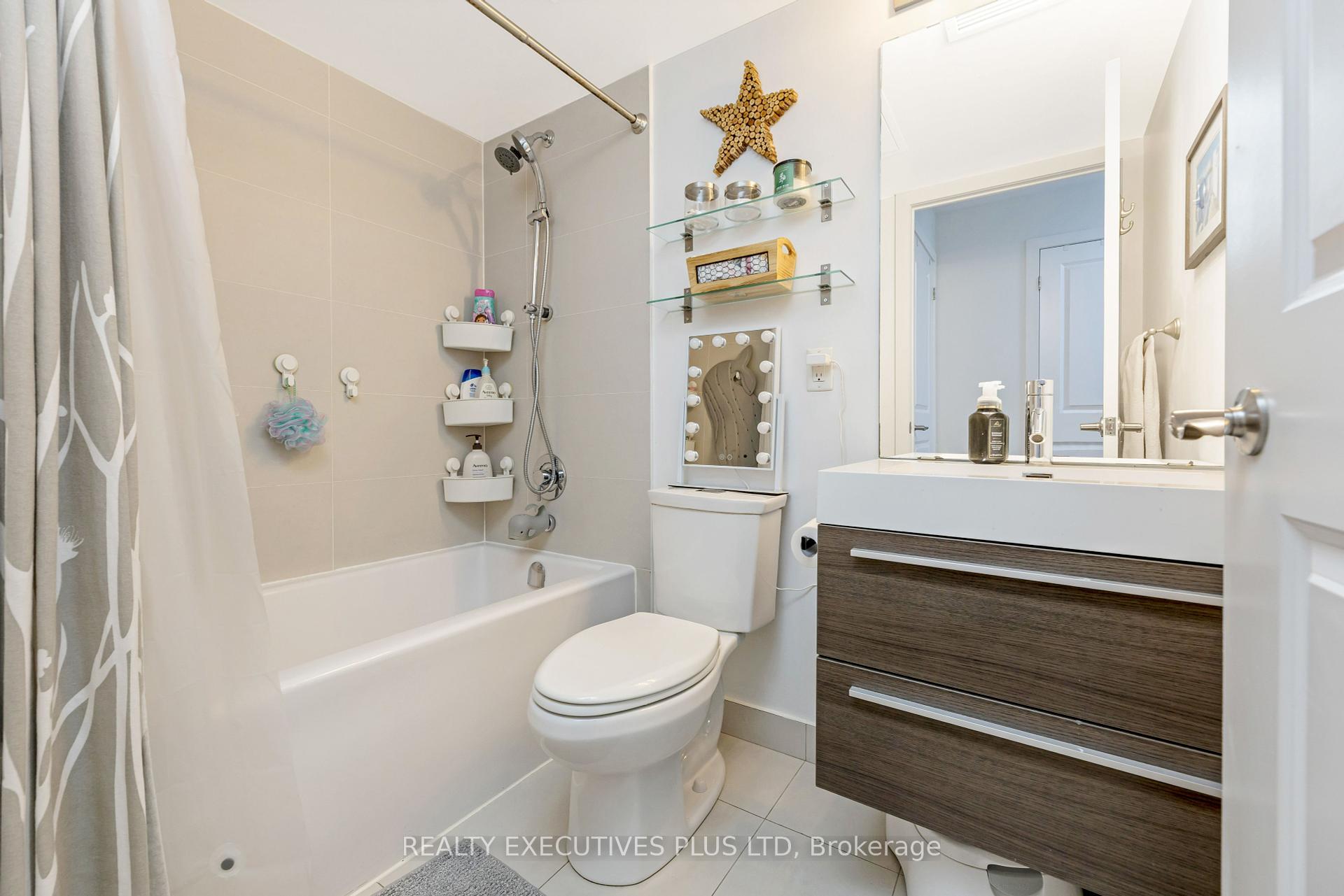 3 Bedrooms Condo at 8 Fieldway, Toronto For sale