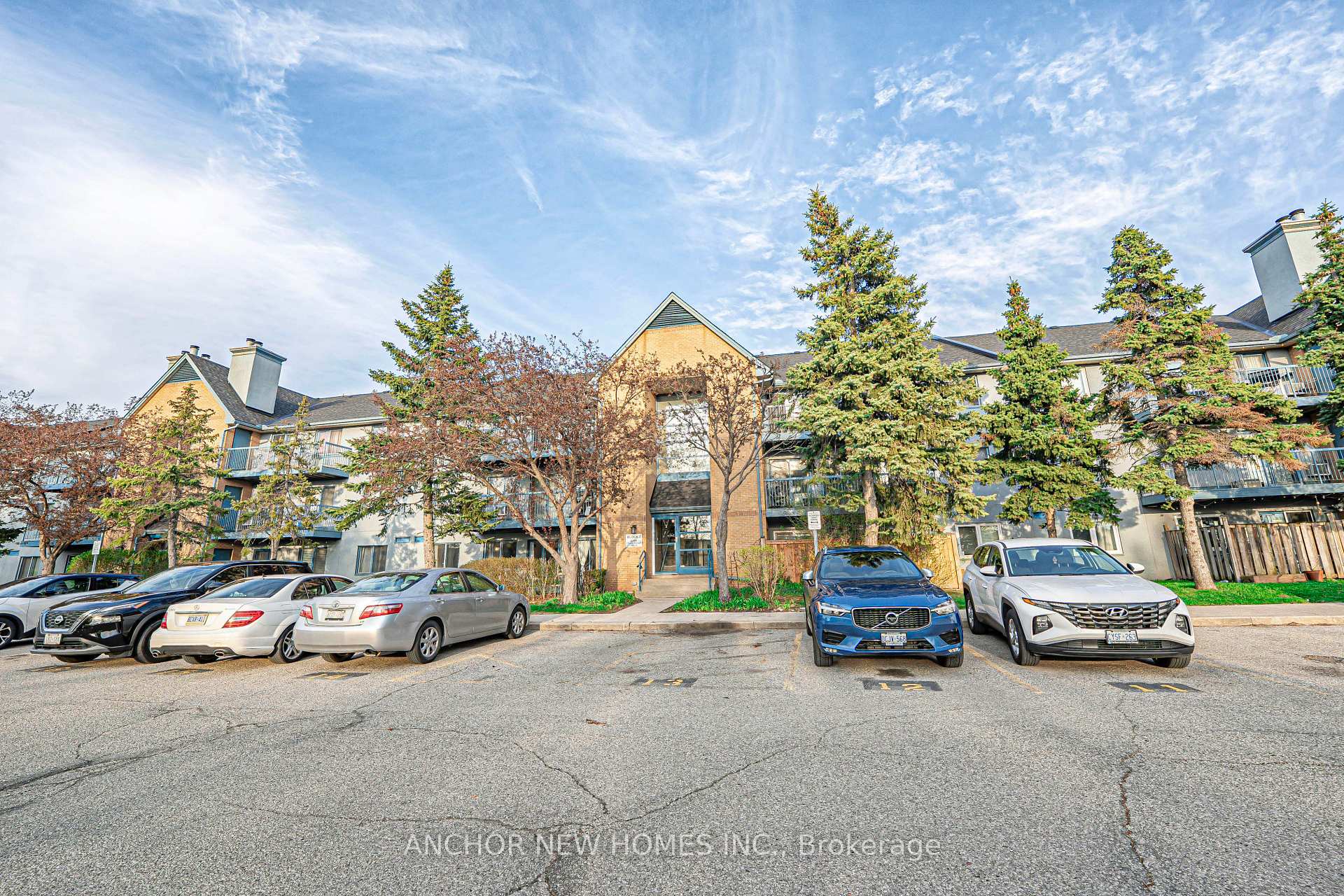 2 Bedrooms Condo at 65 Trailwood,  Mississauga For sale