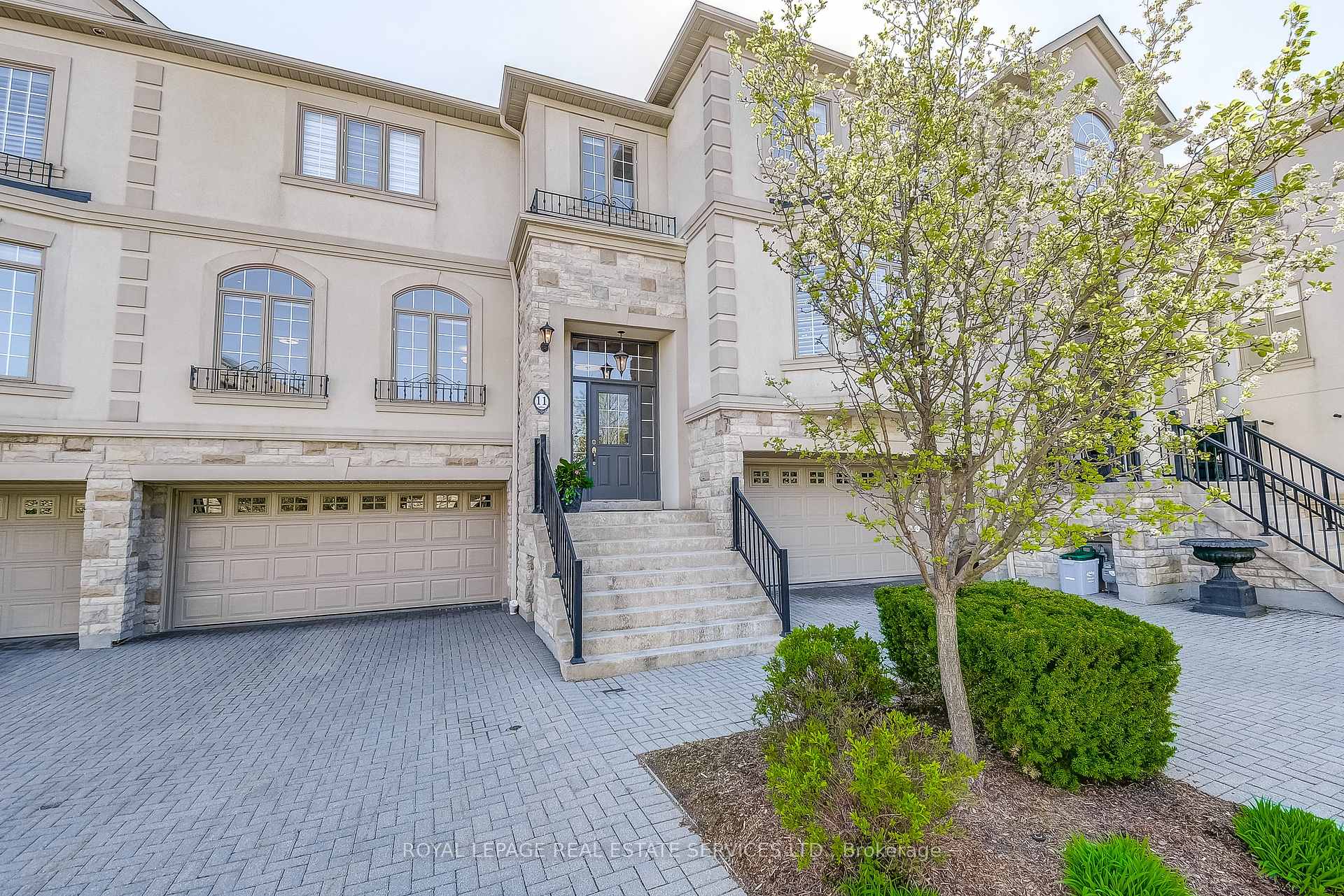 3 Bedrooms Condo at 2400 NEYAGAWA, Oakville For sale