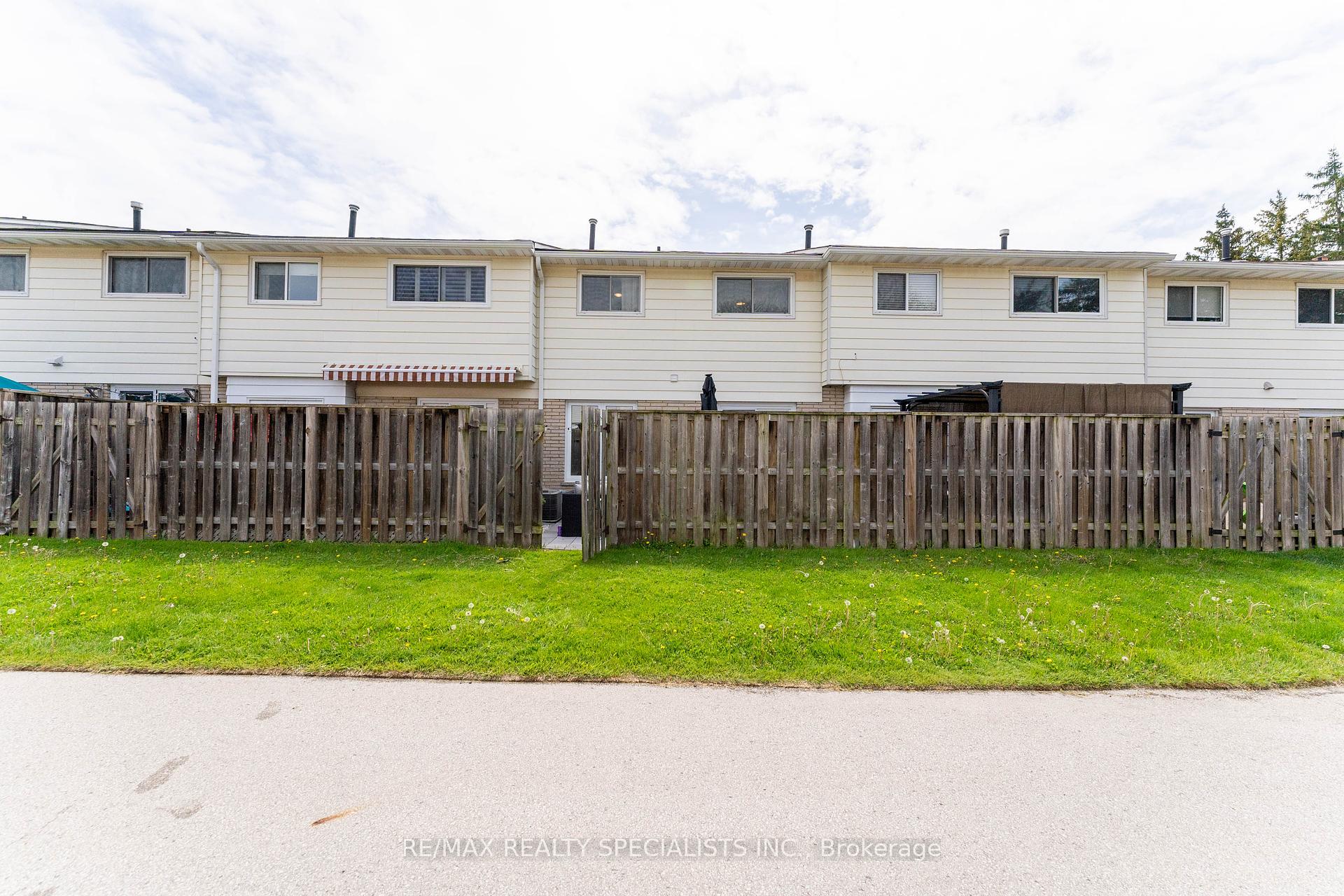 4 Bedrooms Condo at 2230 Upper Middle, Burlington For sale