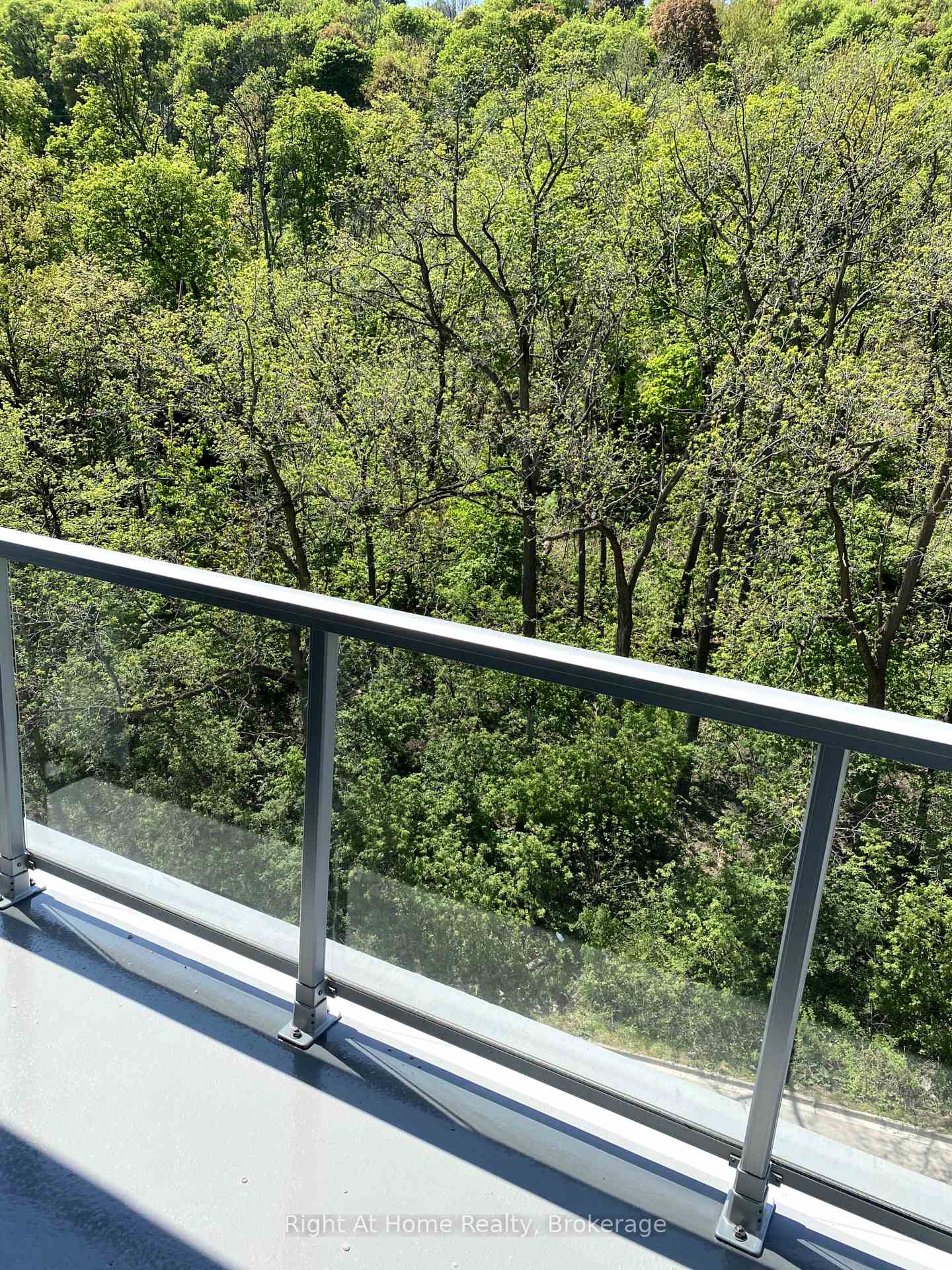 2 Bedrooms Condo at 455 Charlton, Hamilton For sale