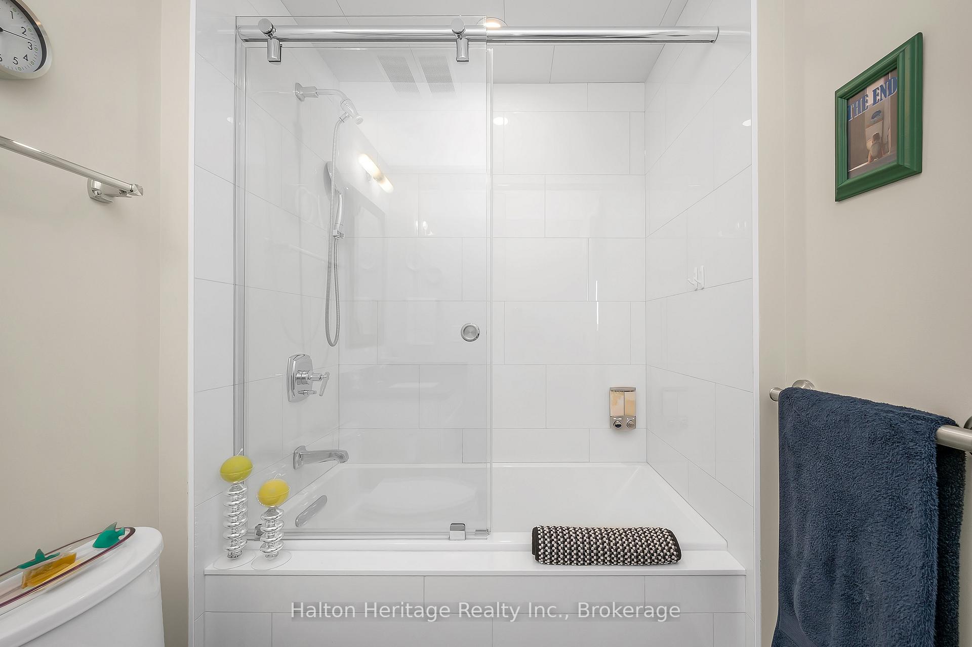 2 Bedrooms Condo at 2060 Lakeshore, Burlington For sale