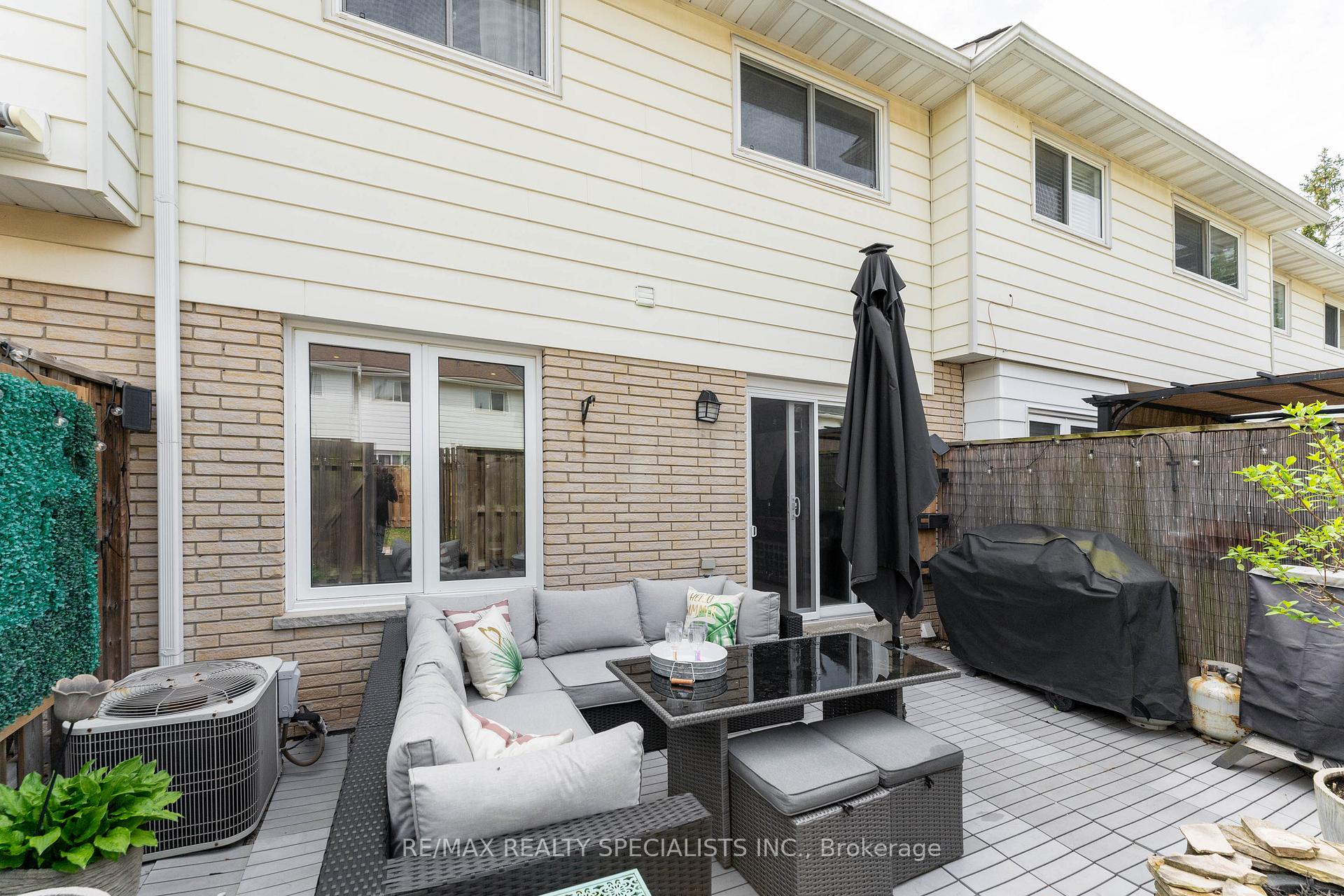 4 Bedrooms Condo at 2230 Upper Middle, Burlington For sale