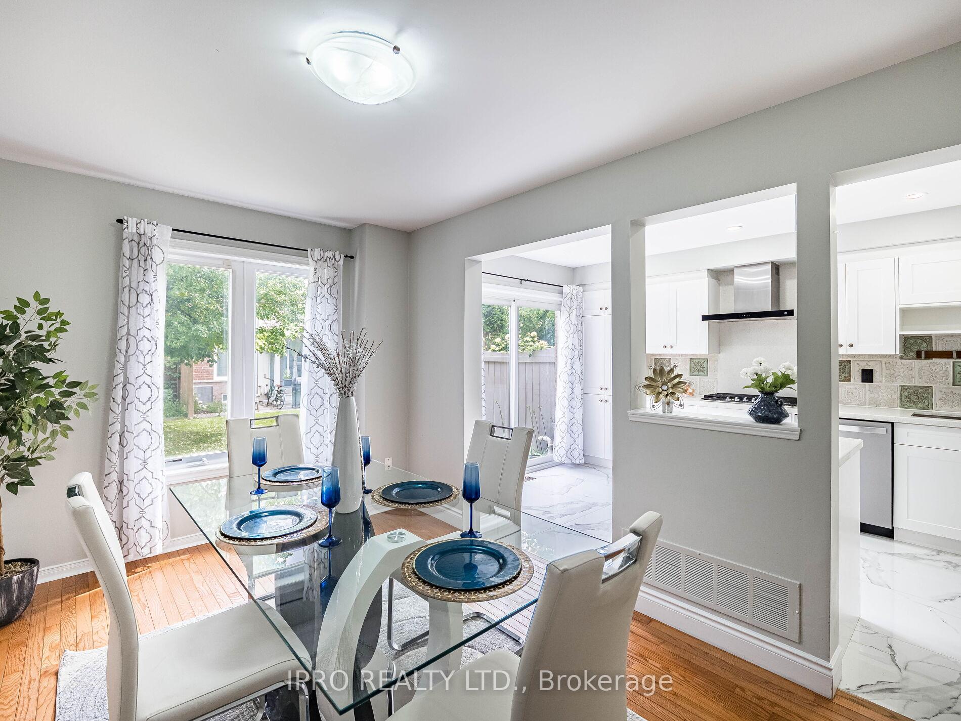 4 Bedrooms Condo at 833 Scollard, Mississauga For sale