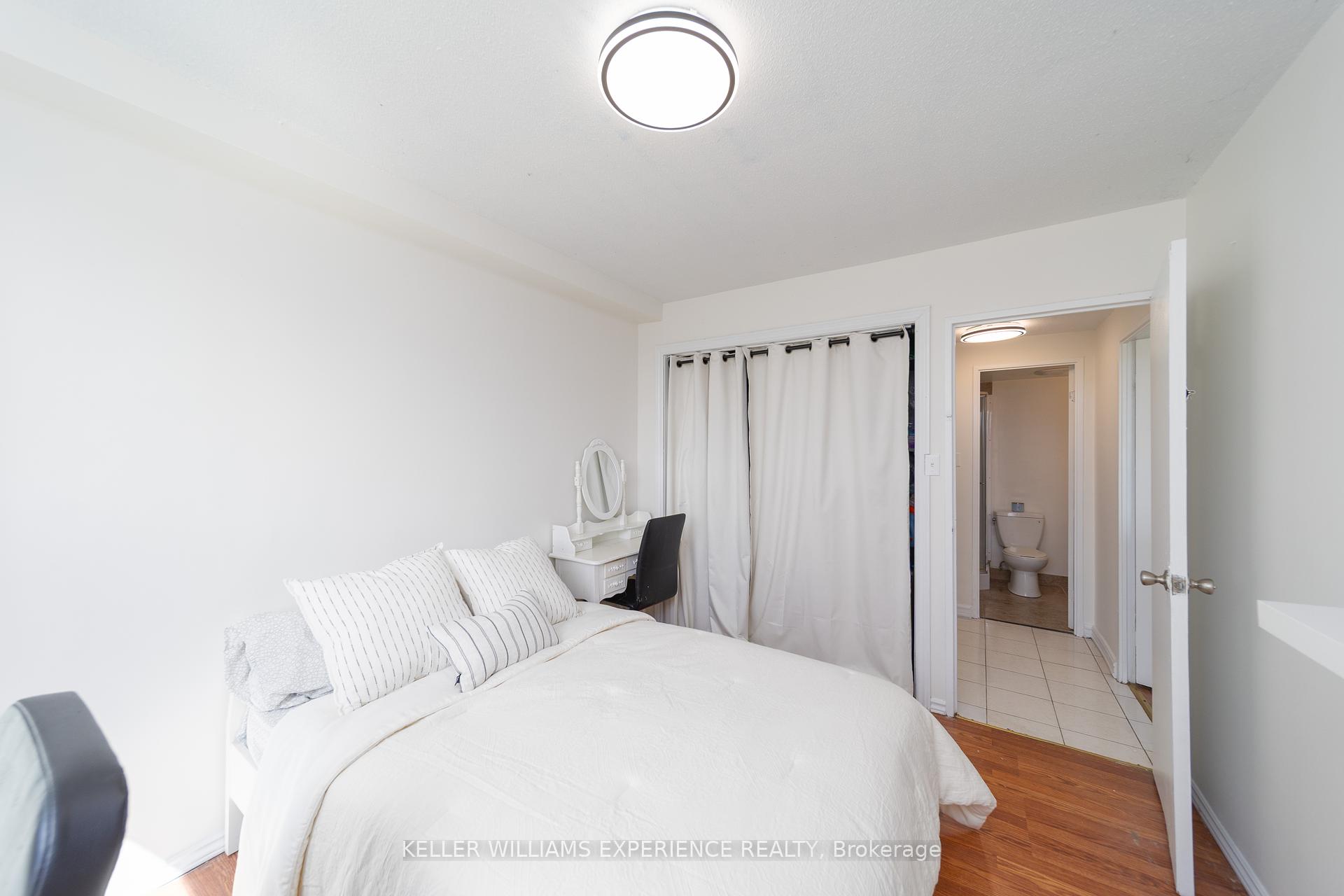 2 Bedrooms Condo at 180 Markham, Toronto For sale
