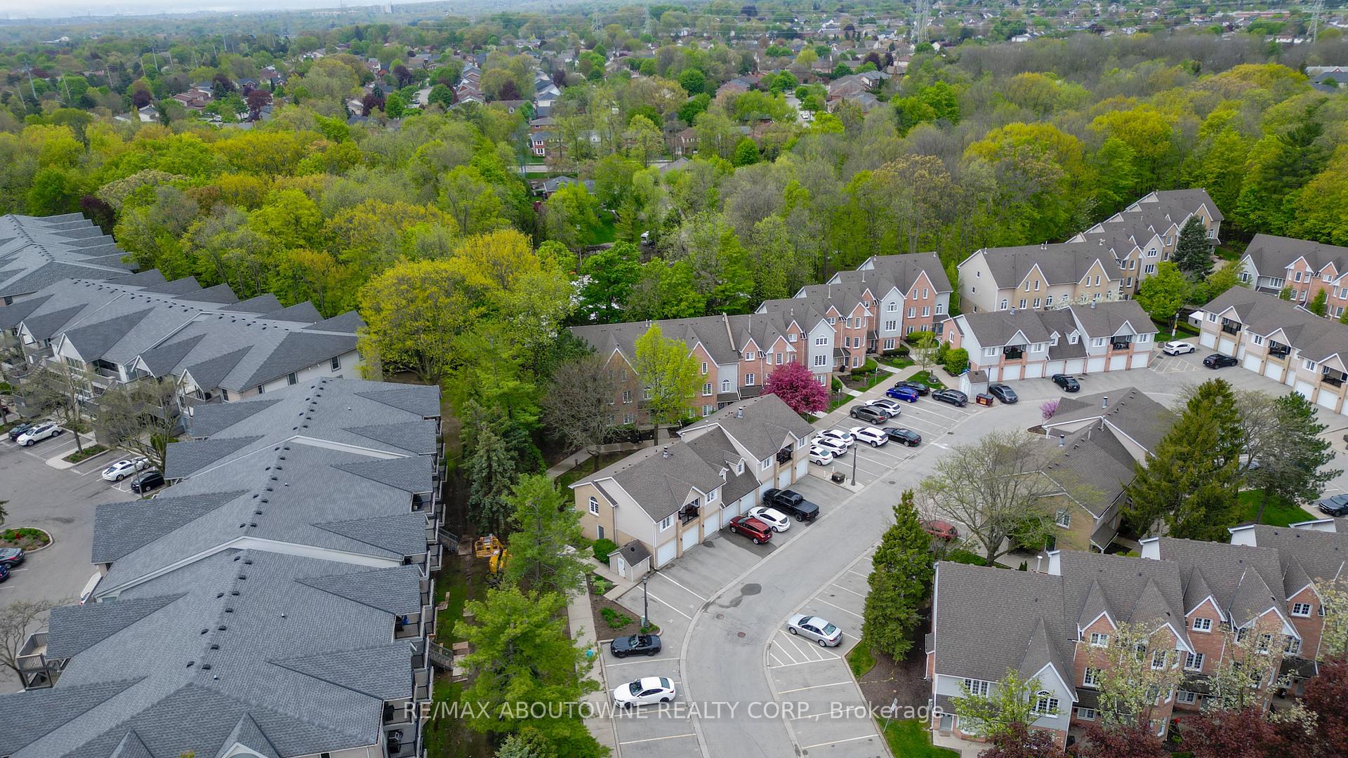 2 Bedrooms Condo at 2110 Cleaver, Burlington For sale