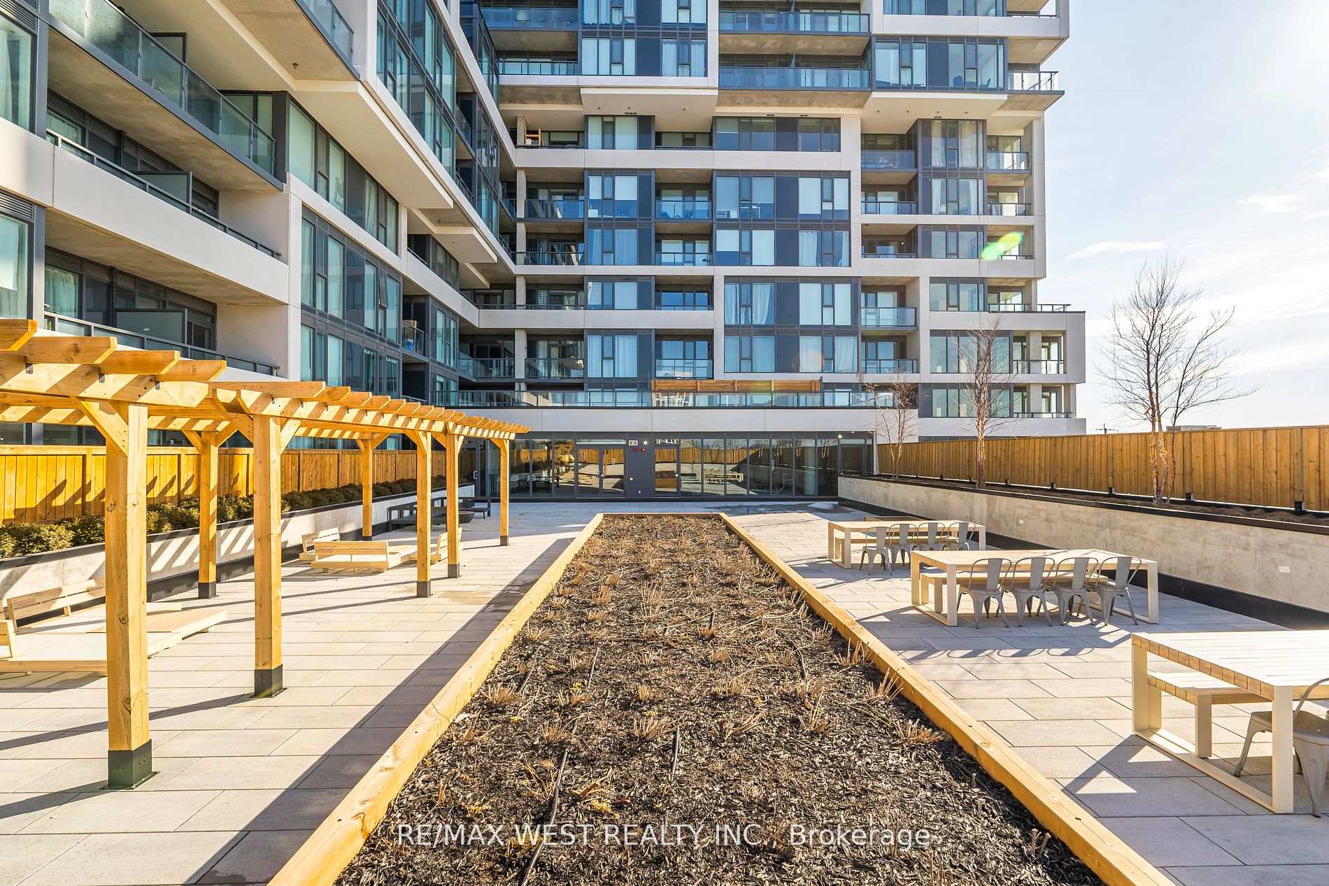 2 Bedrooms Condo at 859 The Queensway, Toronto For sale
