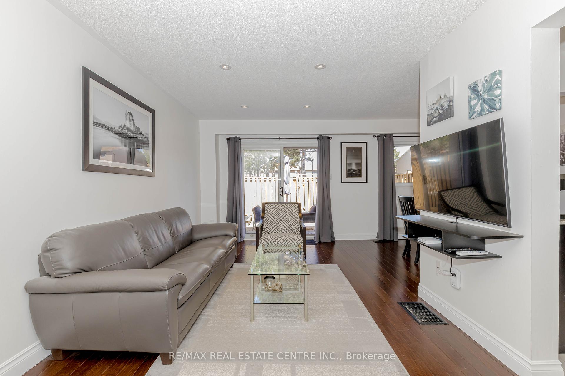 3 Bedrooms Condo at 1526 Lancaster,  Oakville For sale