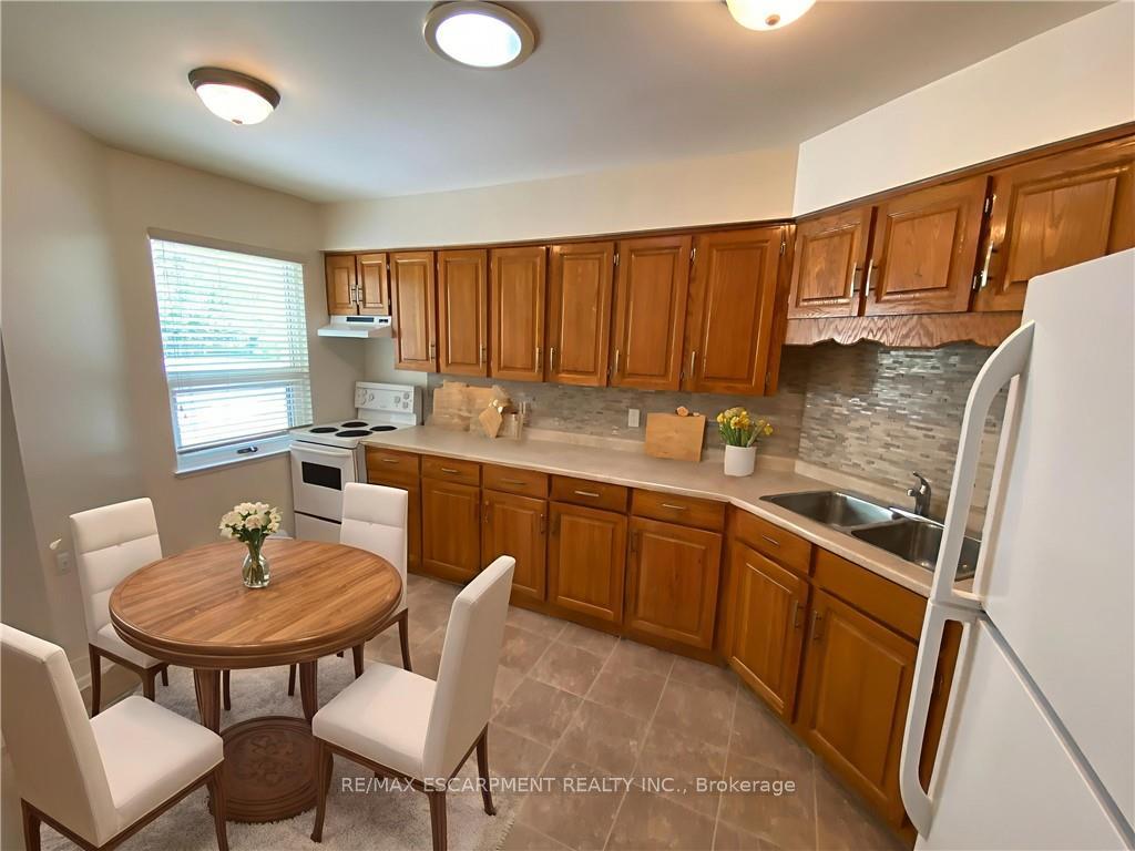 2 Bedrooms Condo at 1 Szollosy, Hamilton For sale