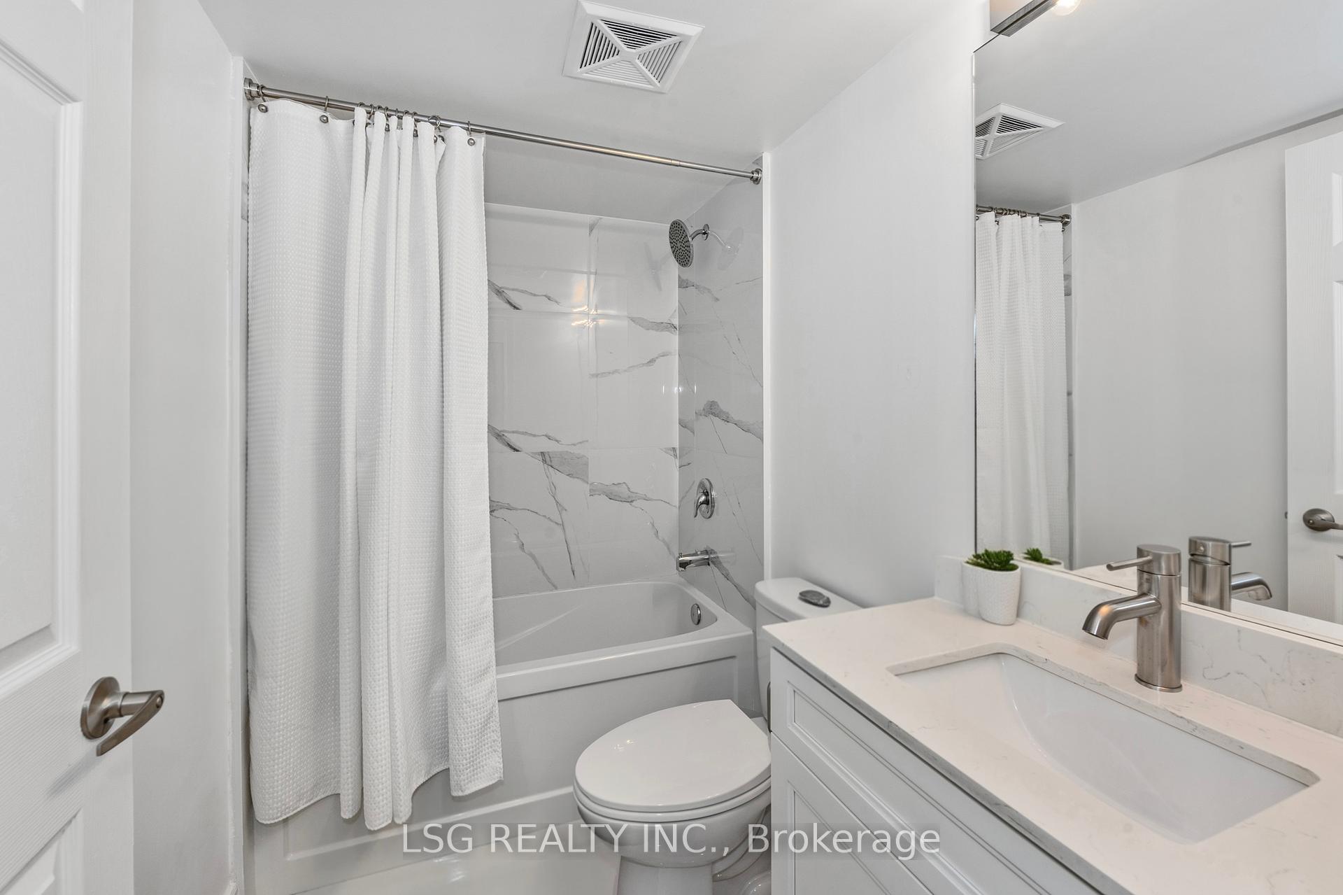 2 Bedrooms Condo at 19 Grand Trunk, Toronto For sale