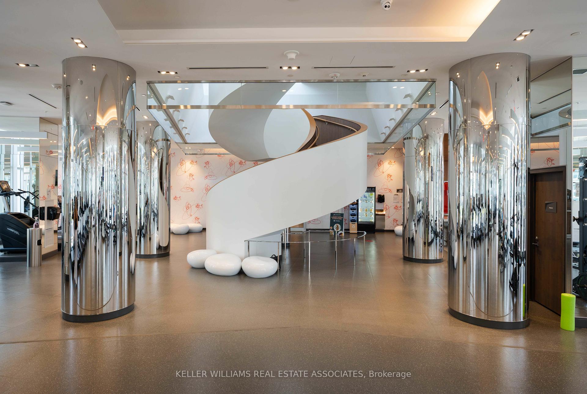 2 Bedrooms Condo at 10 York, Toronto For sale