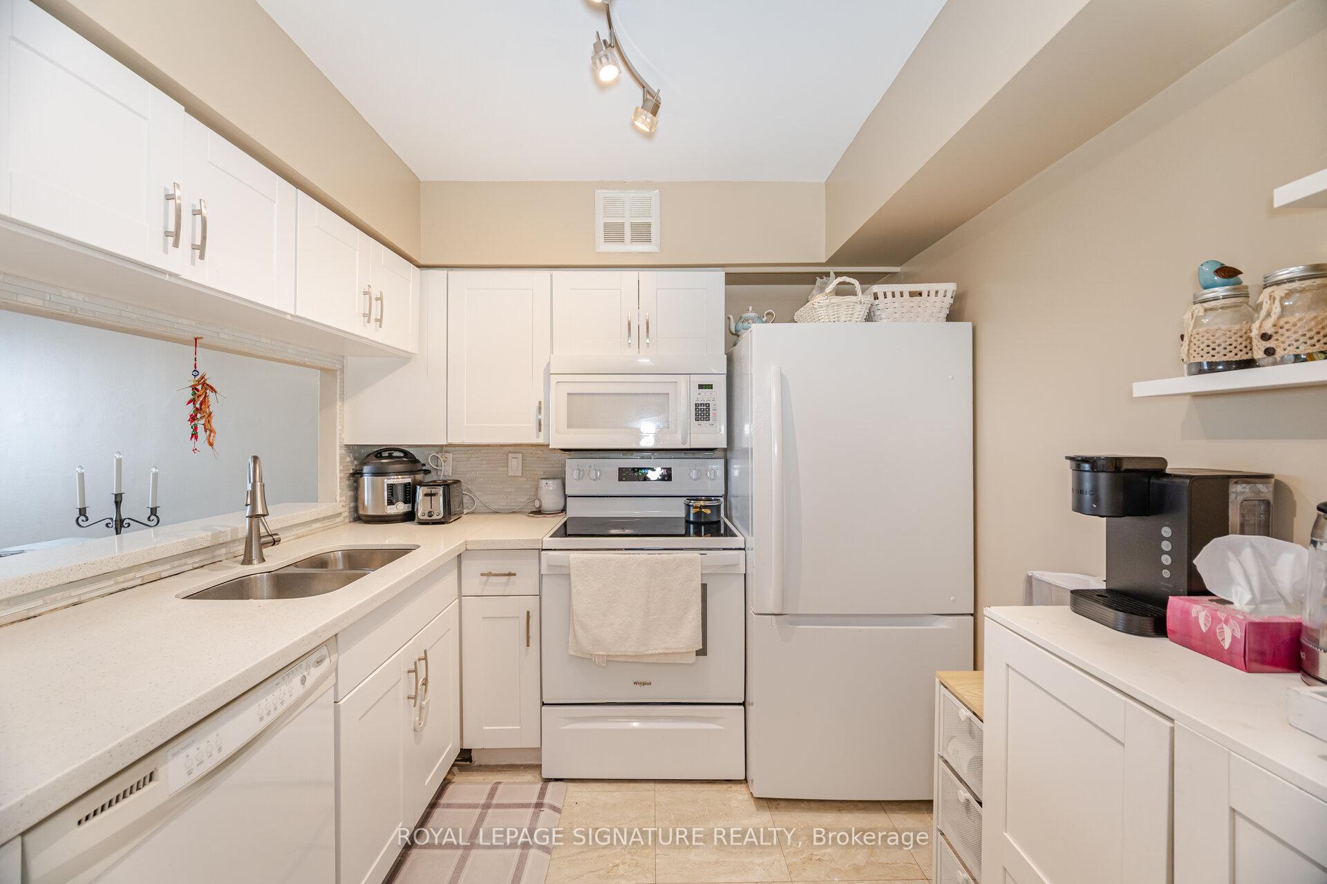 3 Bedrooms Condo at 50 Kingsbridge Garden, Mississauga For sale