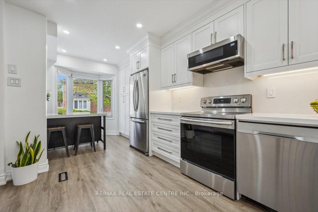 3 Bedrooms Condo at 5940 Glen Erin, Mississauga For sale