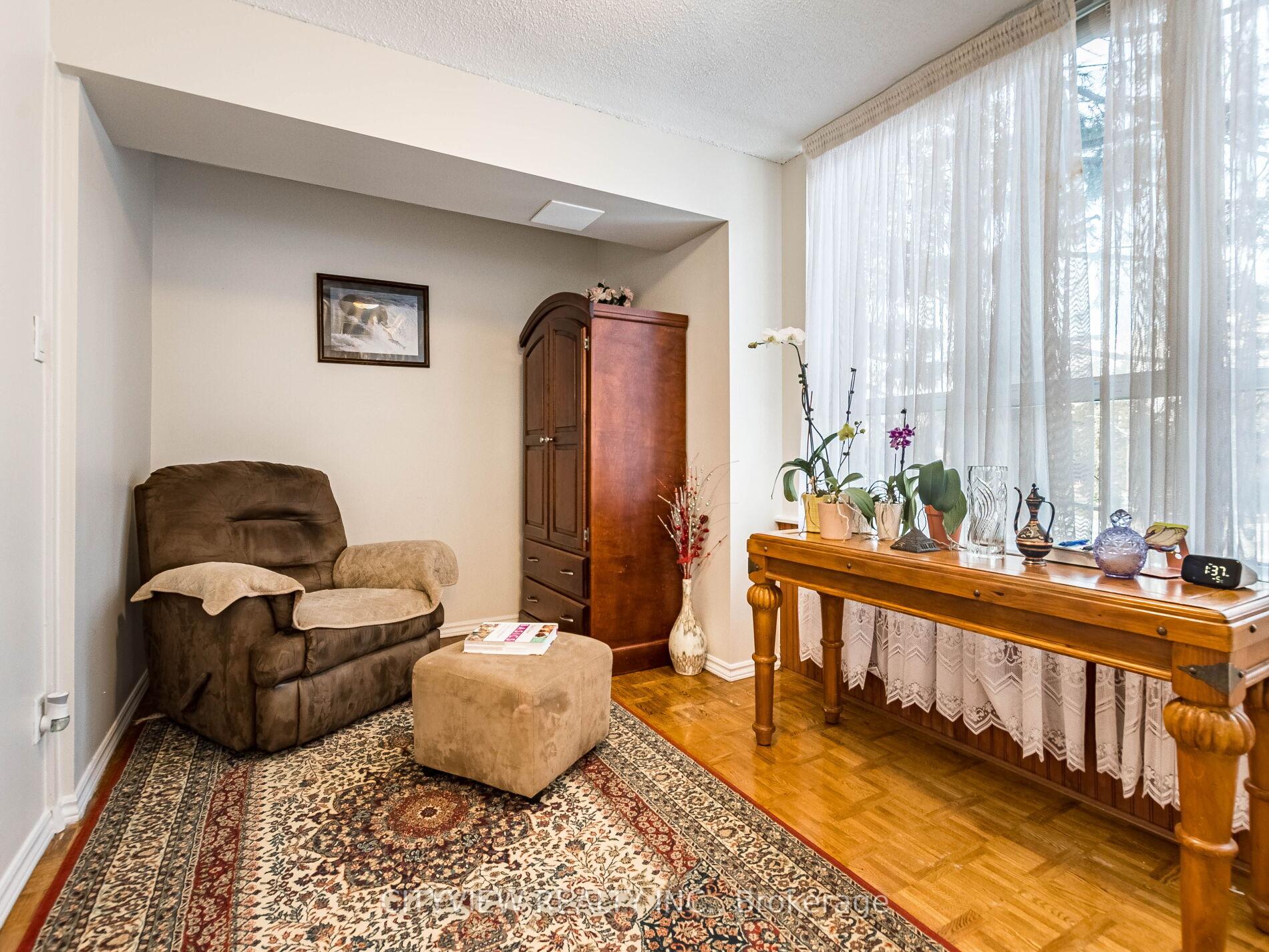3 Bedrooms Condo at 3700 Kaneff, Mississauga For sale