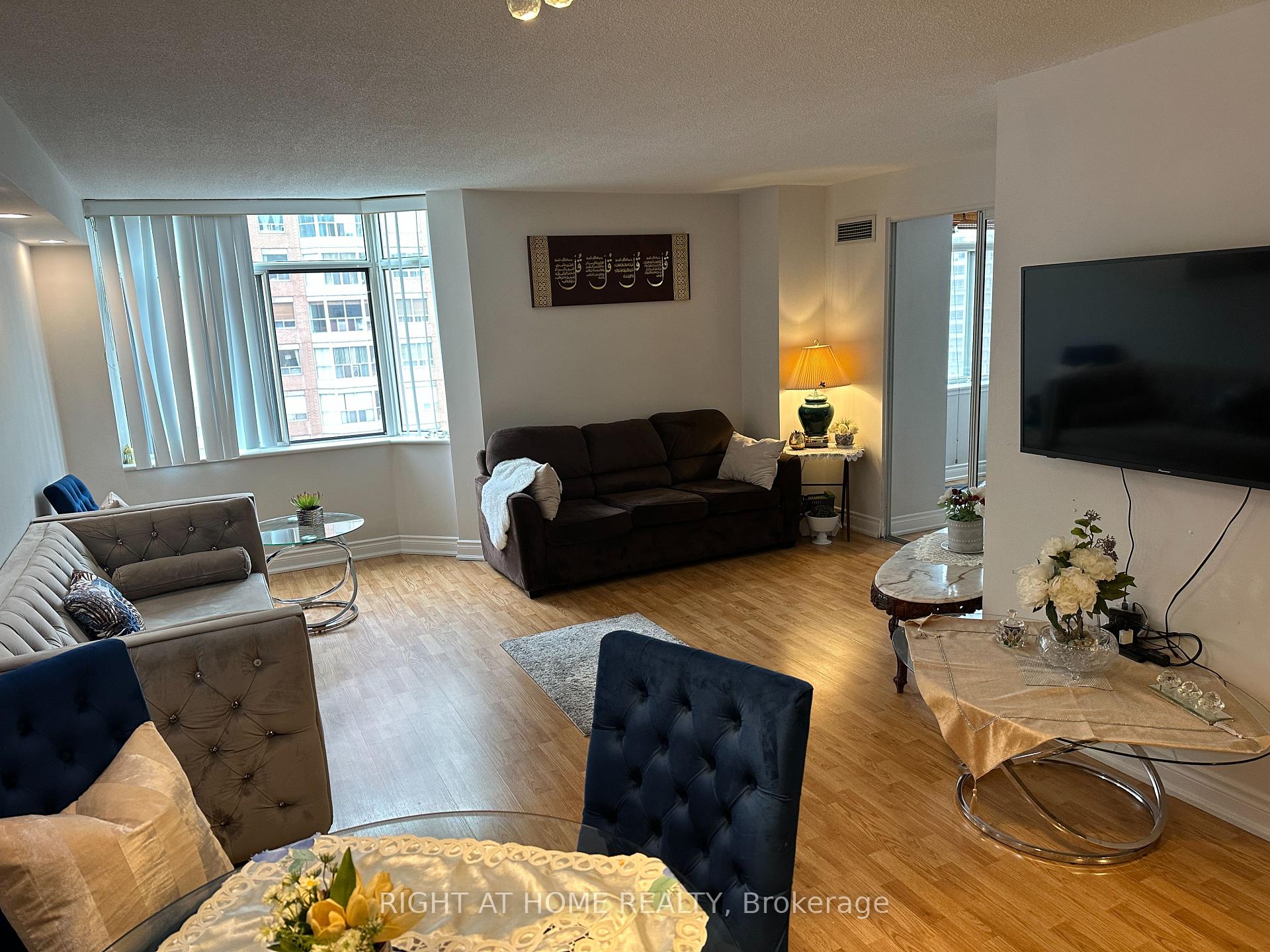3 Bedrooms Condo at 300 Webb,  Mississauga For sale