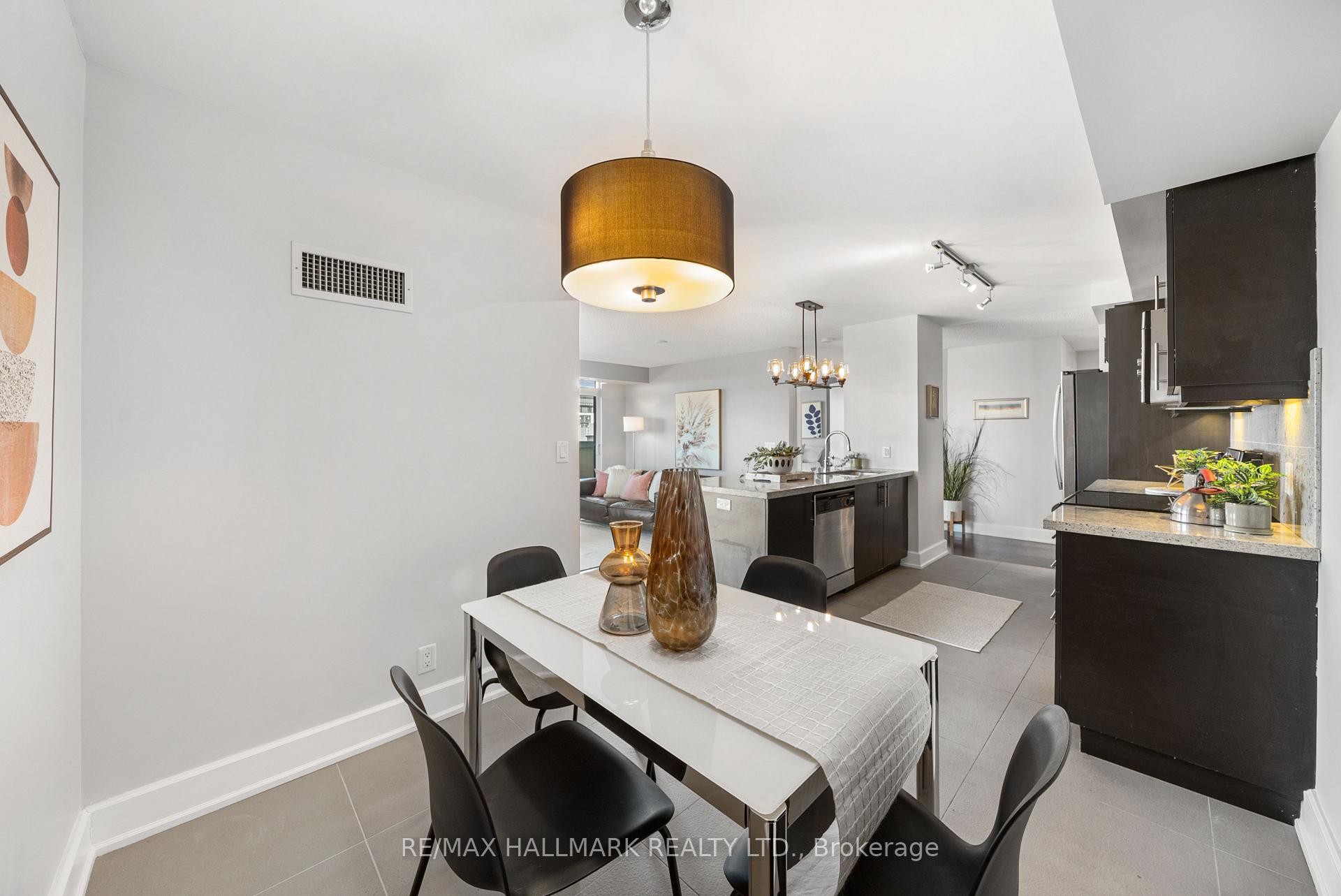 2 Bedrooms Condo at 676 Sheppard, Toronto For sale