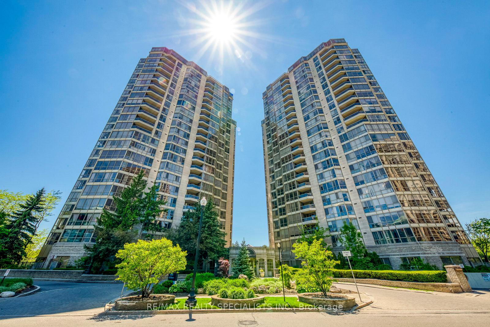 3 Bedrooms Condo at 55 Kingsbridge Garden, Mississauga For sale