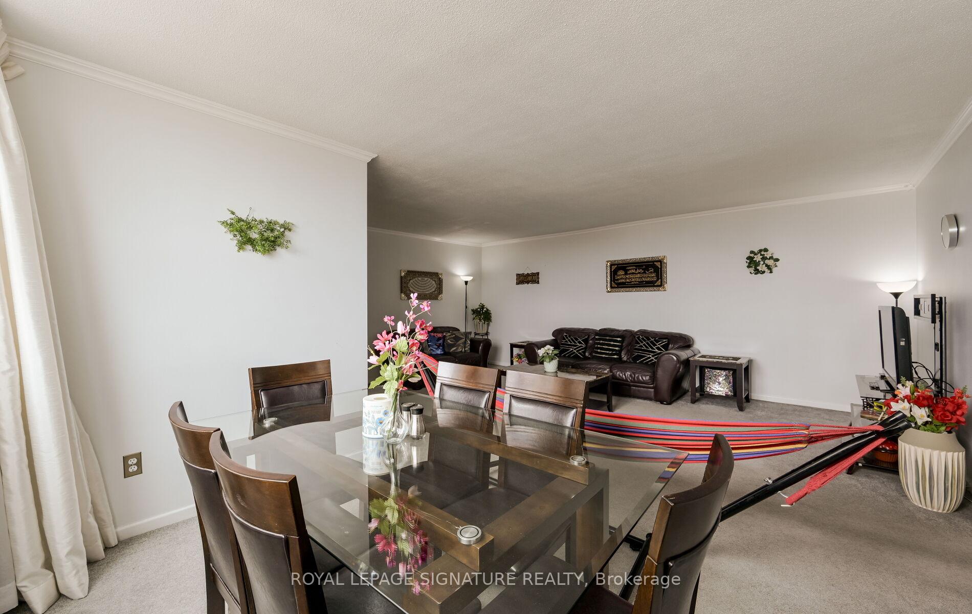 4 Bedrooms Condo at 2323 Confederation, Mississauga For sale