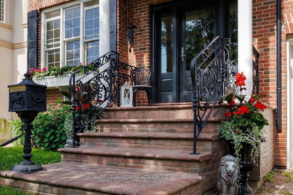 31 Red Deer Avenue, Toronto, ON M1N 2Z1