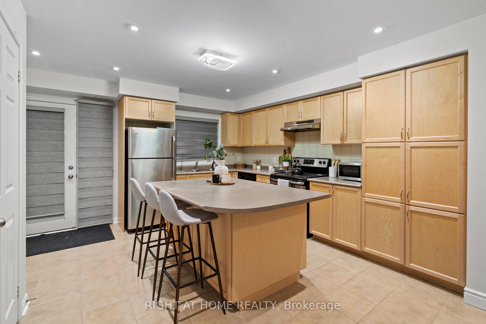 3 Bedrooms Condo at 5650 Winston Churchhill, Mississauga For sale