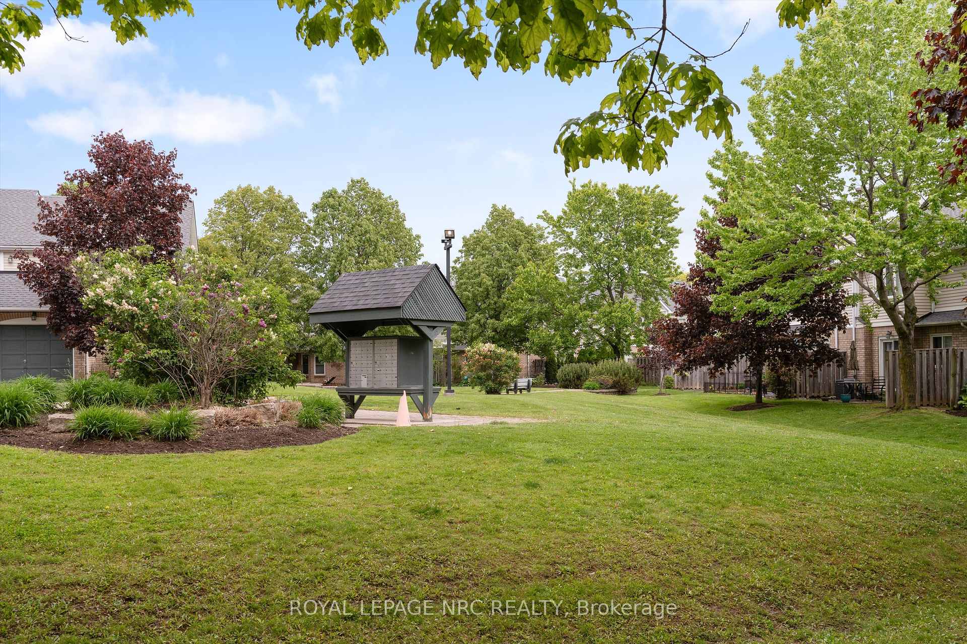 2 Bedrooms Condo at 2530 Northhampton, Burlington For sale