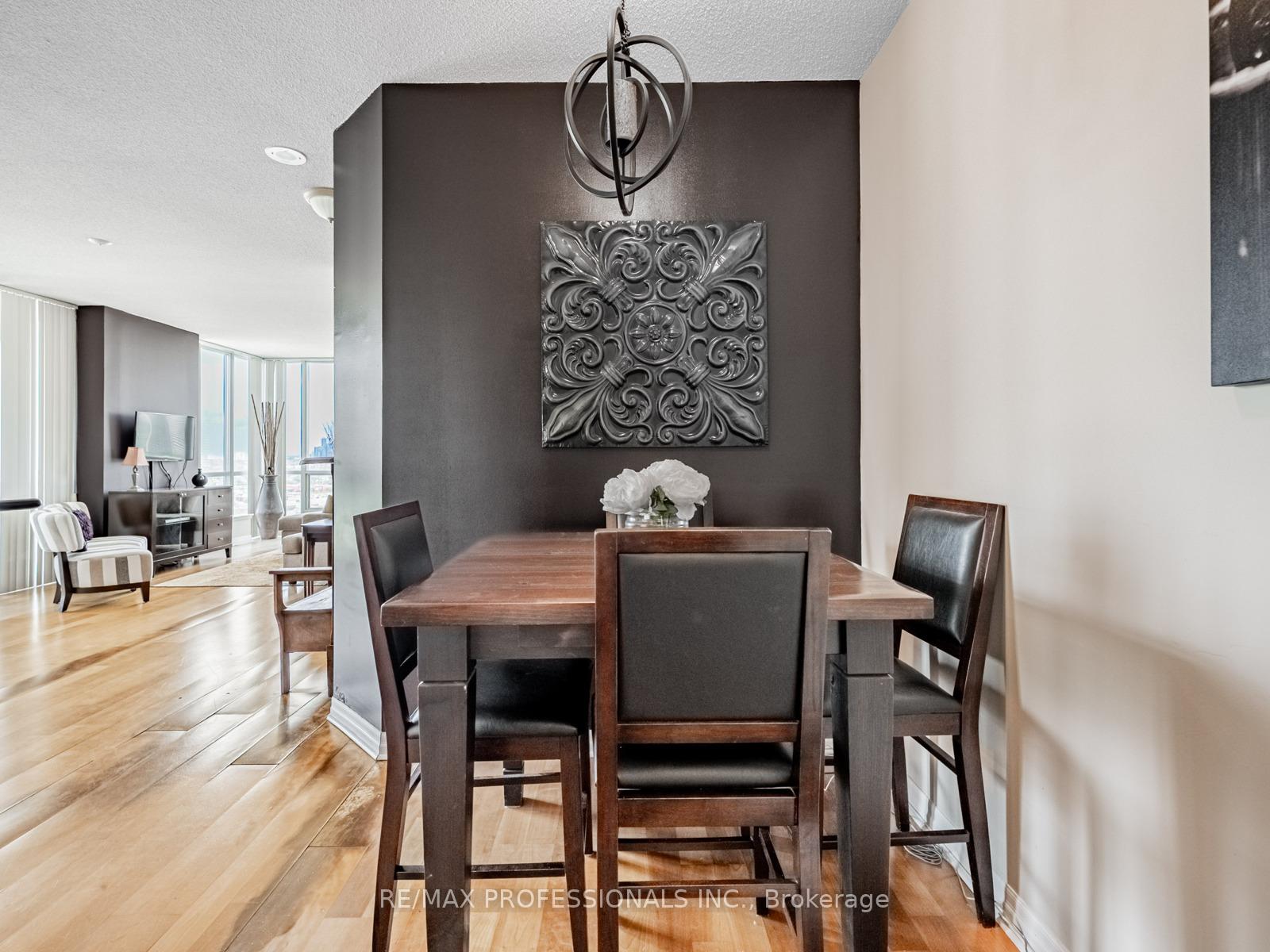 2 Bedrooms Condo at 3939 Duke of York, Mississauga For sale