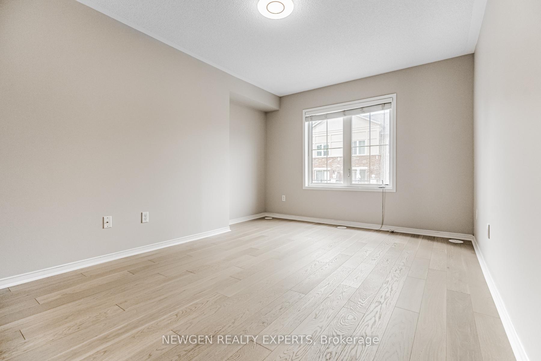 2 Bedrooms Condo at 51 Hays, Oakville For sale