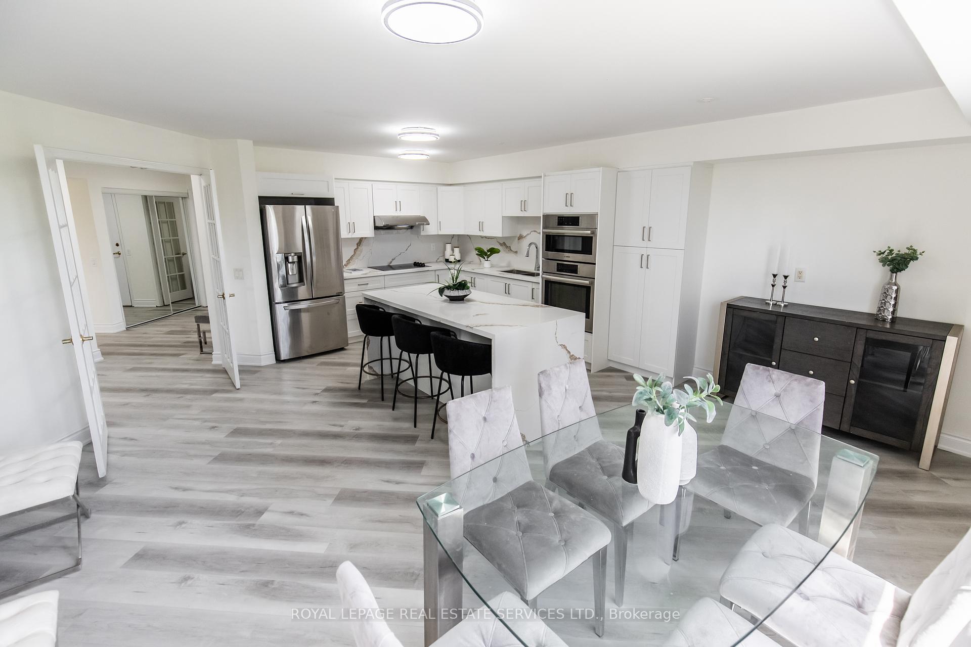 3 Bedrooms Condo at 25 Kingsbridge Garden, Mississauga For sale